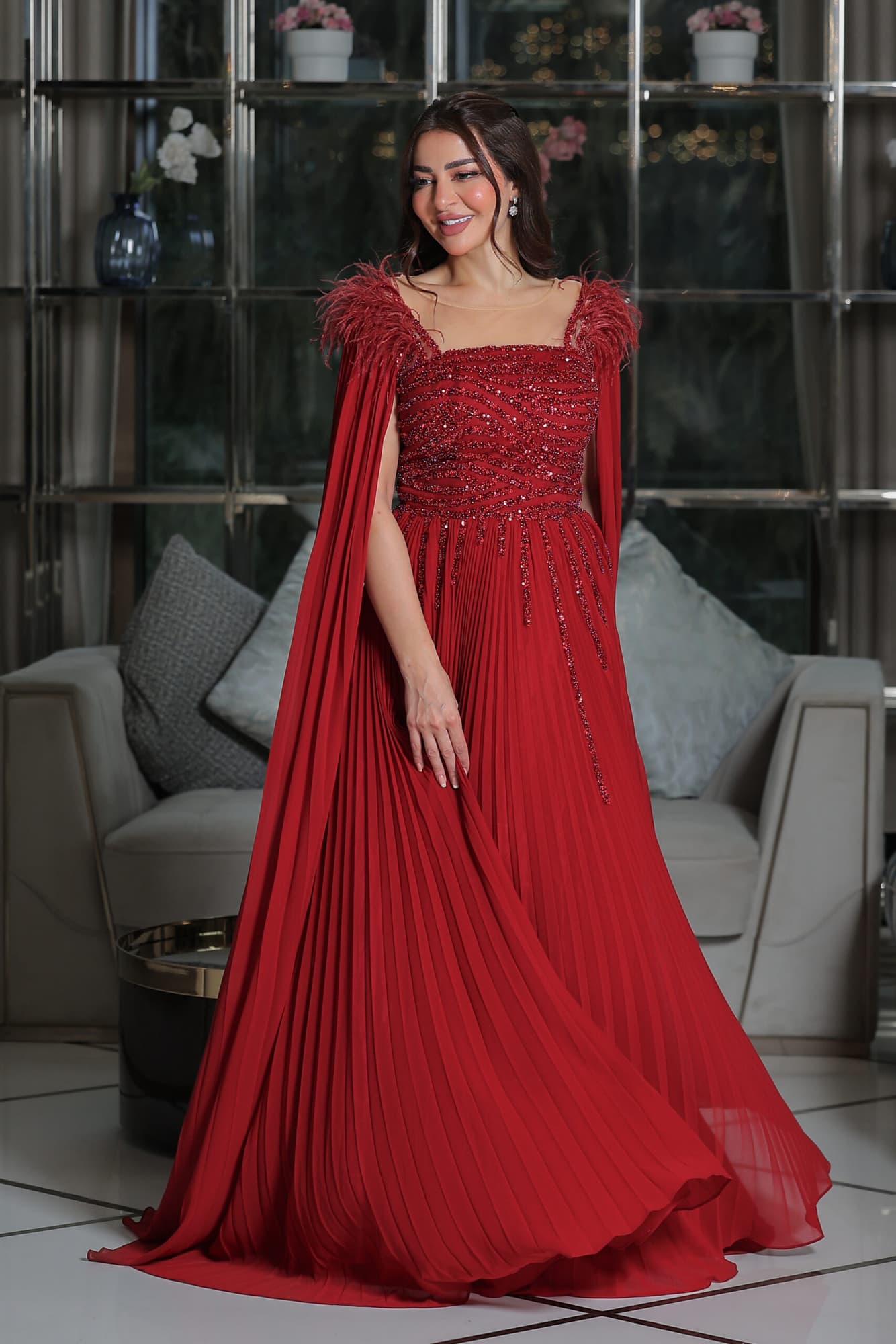 فستان سهرة أنيق بكسر ناعمة مطرز بخرز ناعم وأكمام كيب مزينة بريش