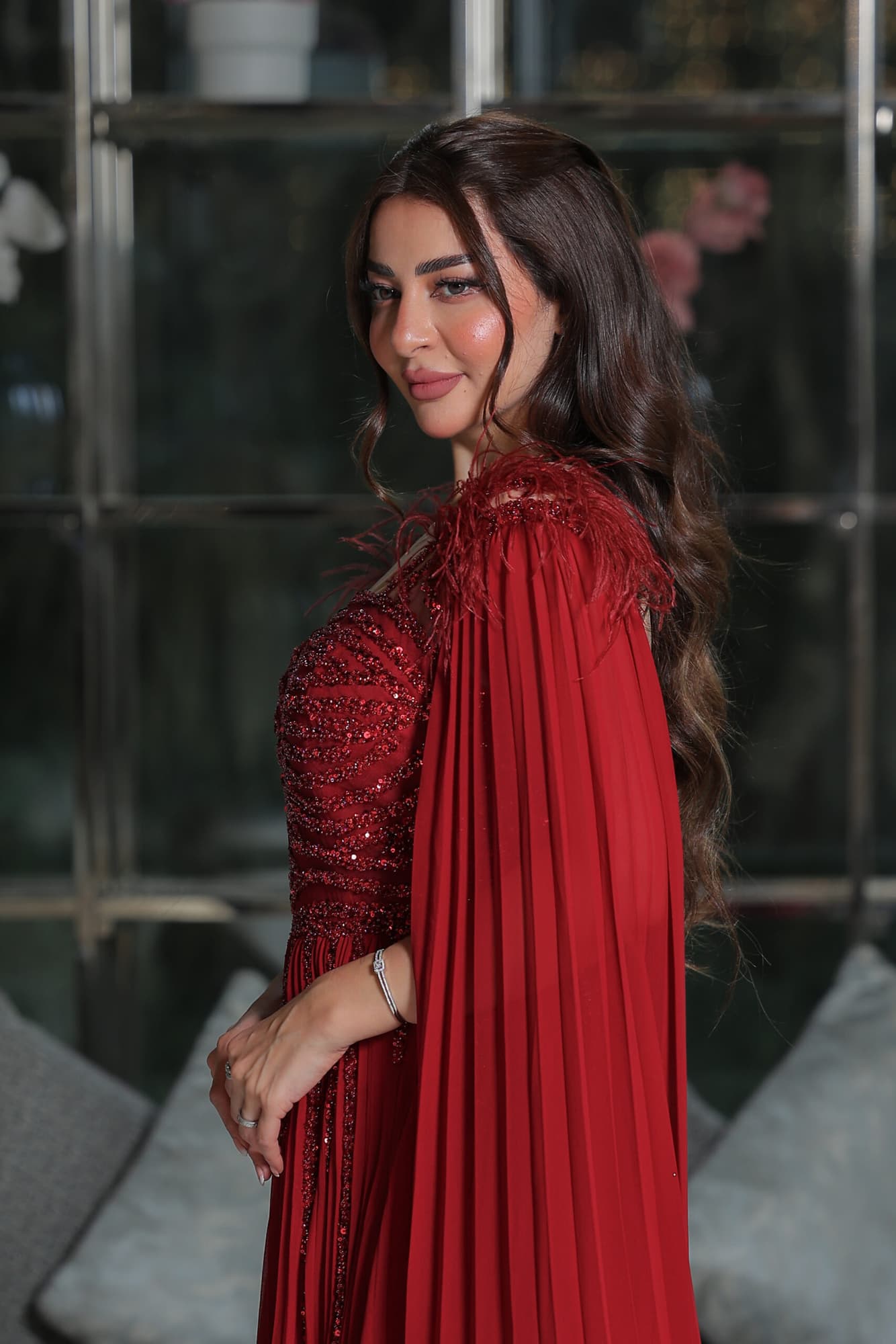 فستان سهرة أنيق بكسر ناعمة مطرز بخرز ناعم وأكمام كيب مزينة بريش