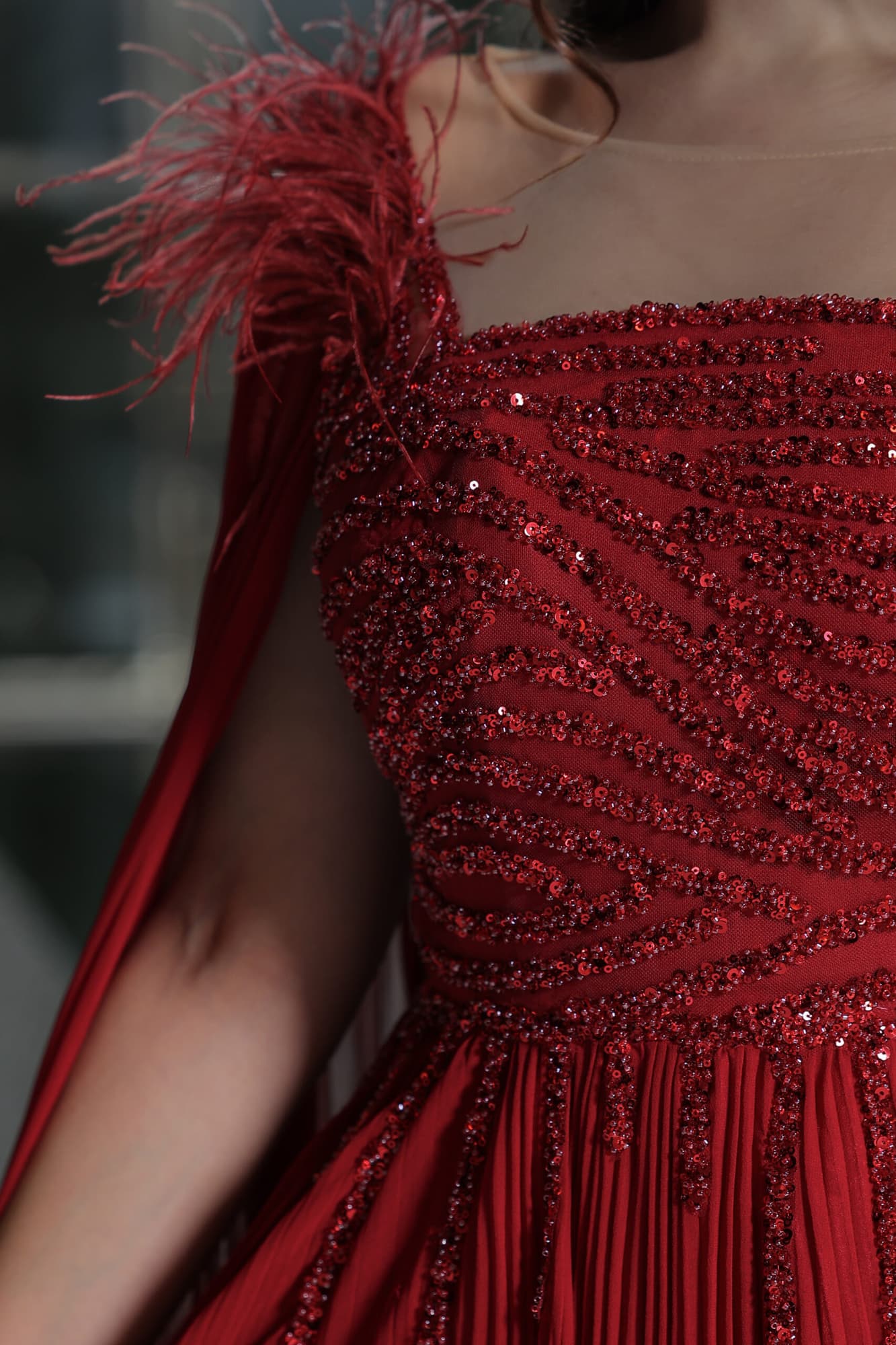 فستان سهرة أنيق بكسر ناعمة مطرز بخرز ناعم وأكمام كيب مزينة بريش