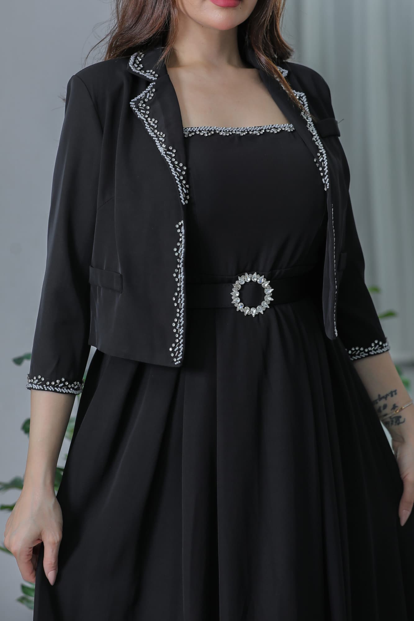 فستان كريب بقطعتين مزين بفصوص ناعمه اسود