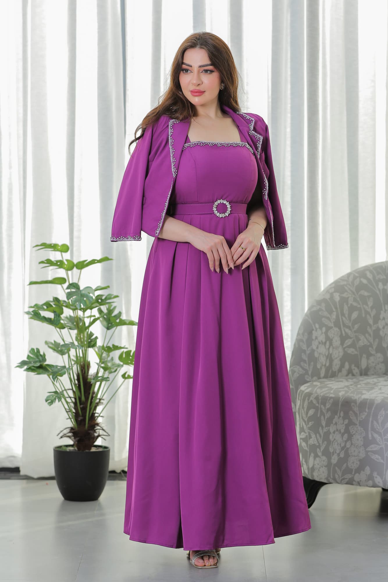 فستان كريب بقطعتين مزين بفصوص ناعمه