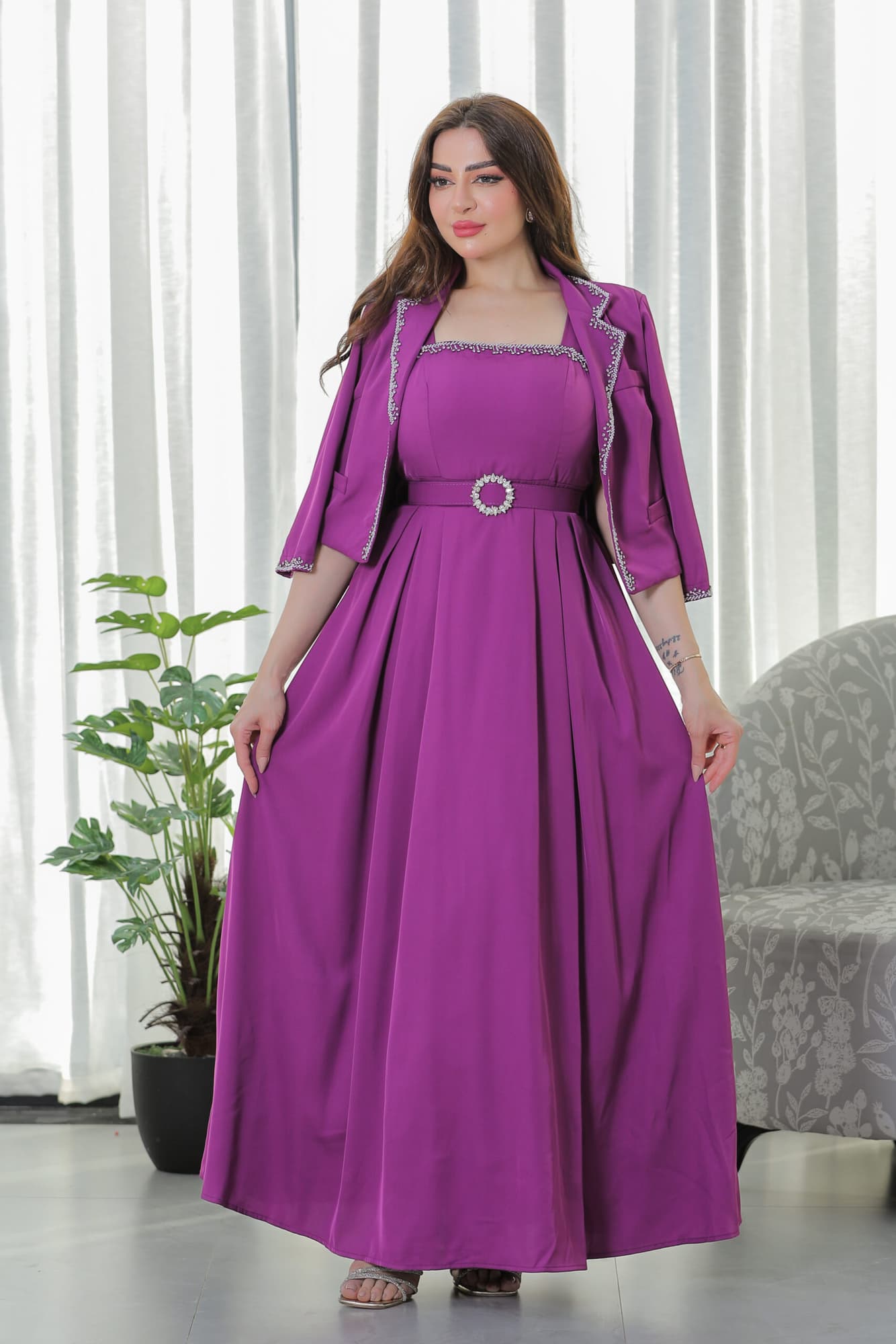 فستان كريب بقطعتين مزين بفصوص ناعمه