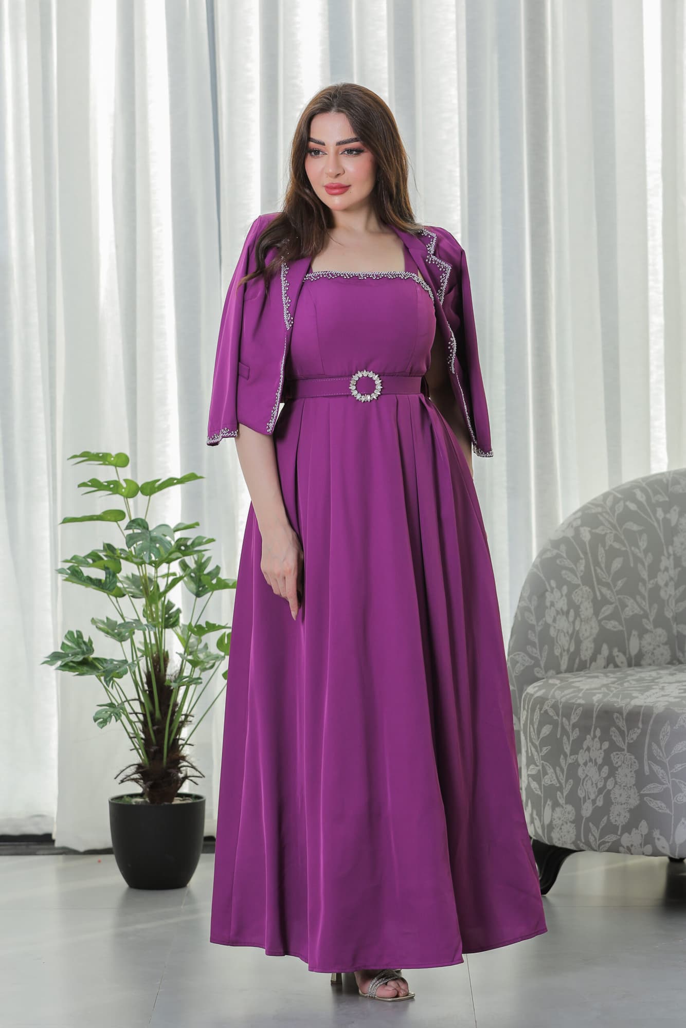 فستان كريب بقطعتين مزين بفصوص ناعمه