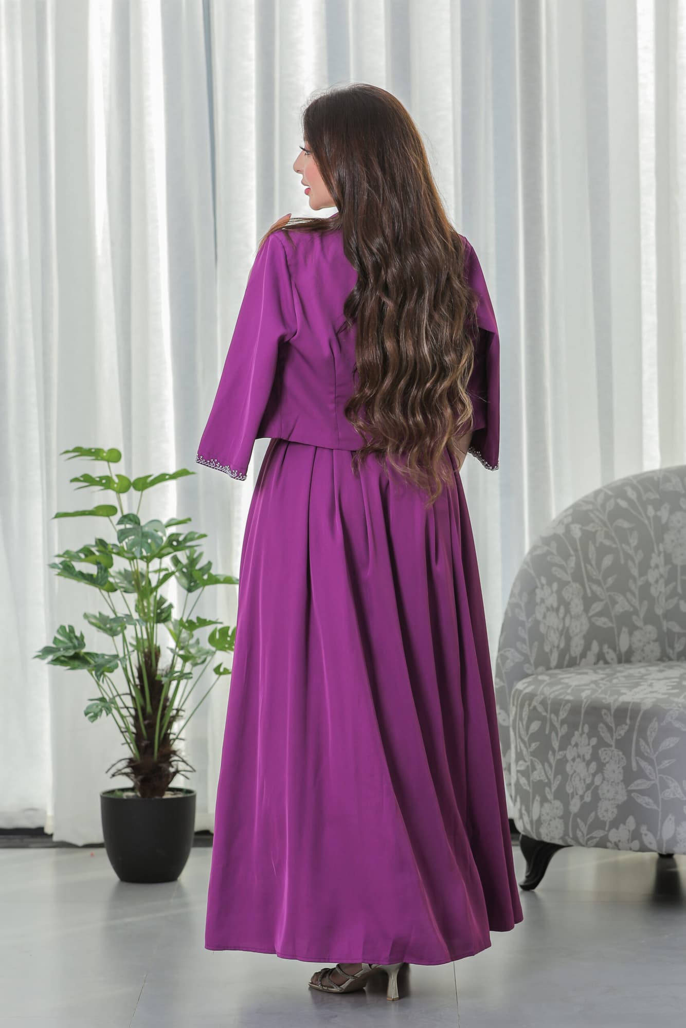 فستان كريب بقطعتين مزين بفصوص ناعمه