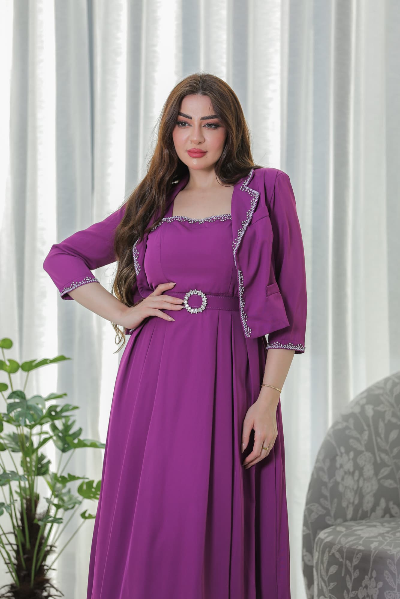 فستان كريب بقطعتين مزين بفصوص ناعمه