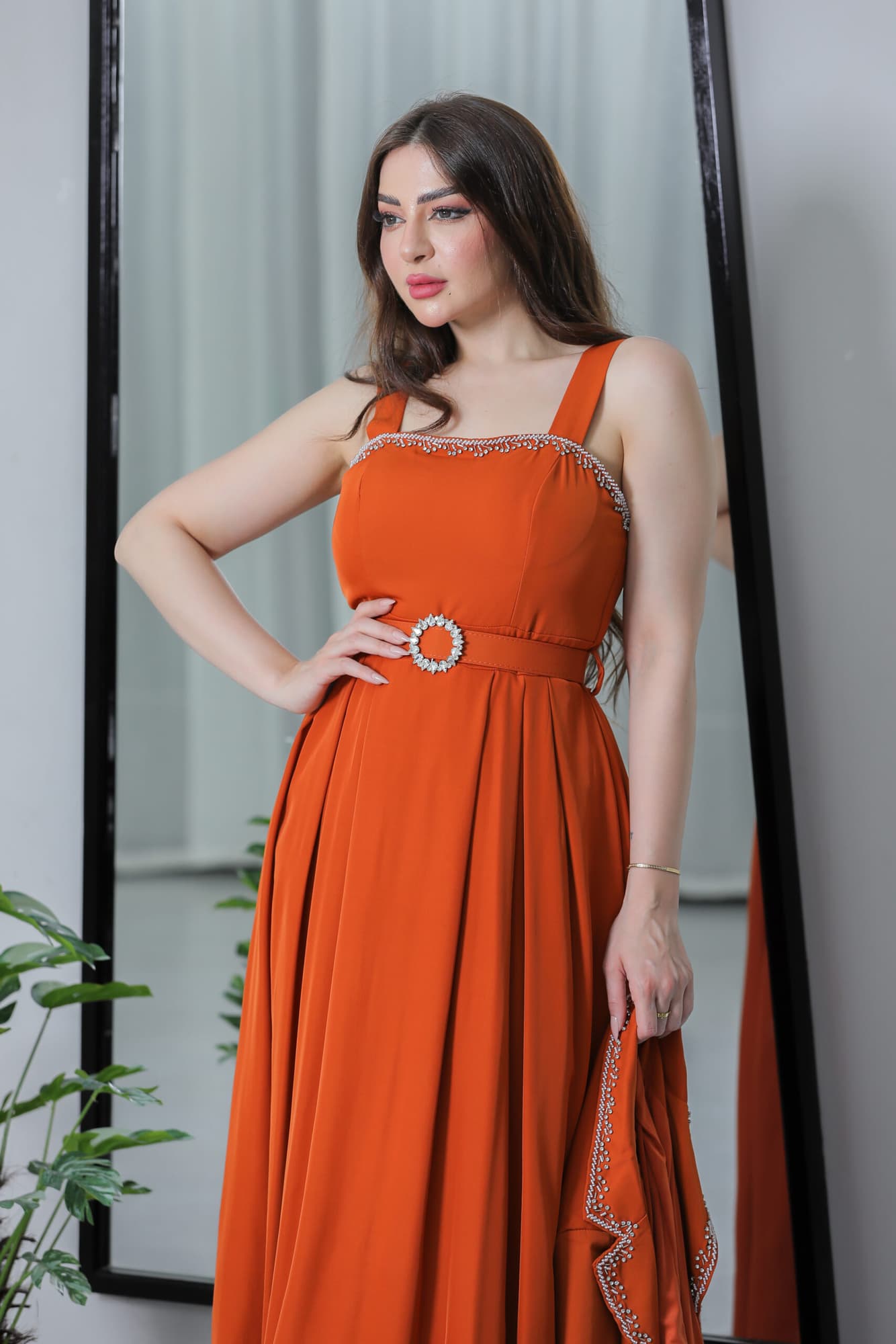 فستان كريب بقطعتين مزين بفصوص ناعمه