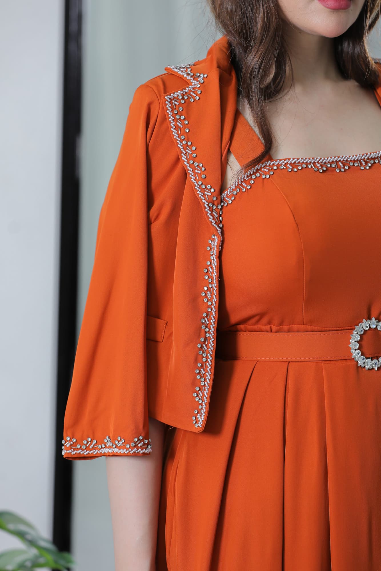 فستان كريب بقطعتين مزين بفصوص ناعمه