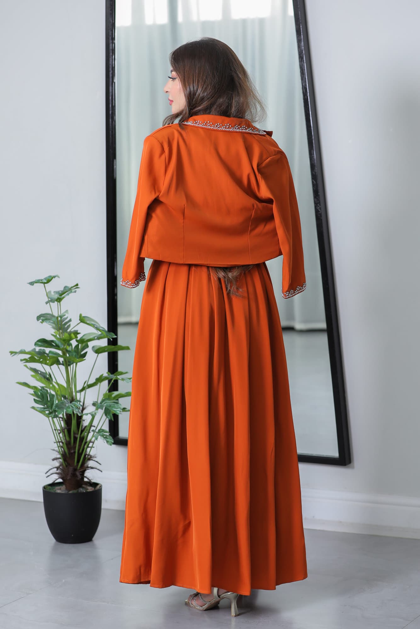 فستان كريب بقطعتين مزين بفصوص ناعمه