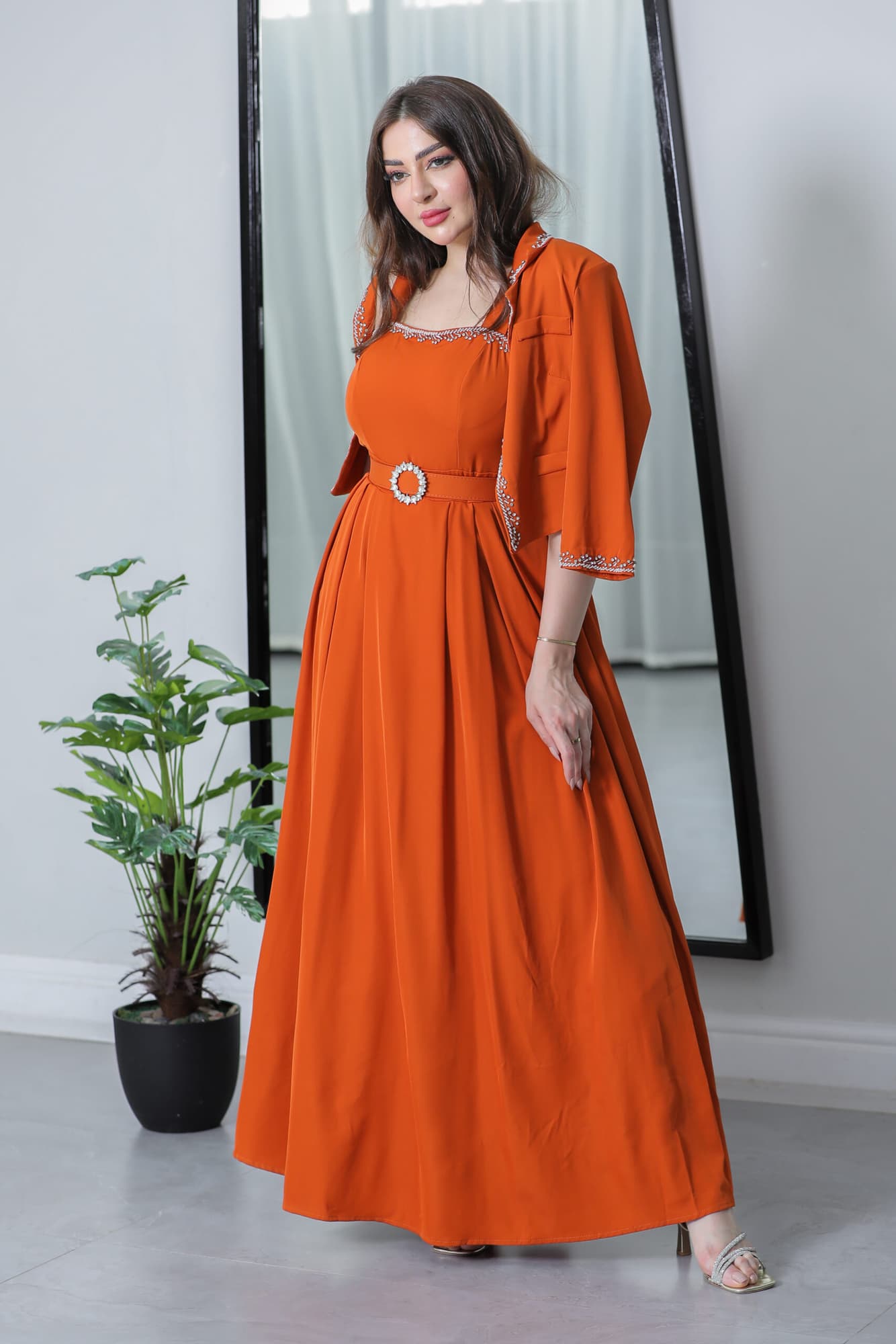 فستان كريب بقطعتين مزين بفصوص ناعمه