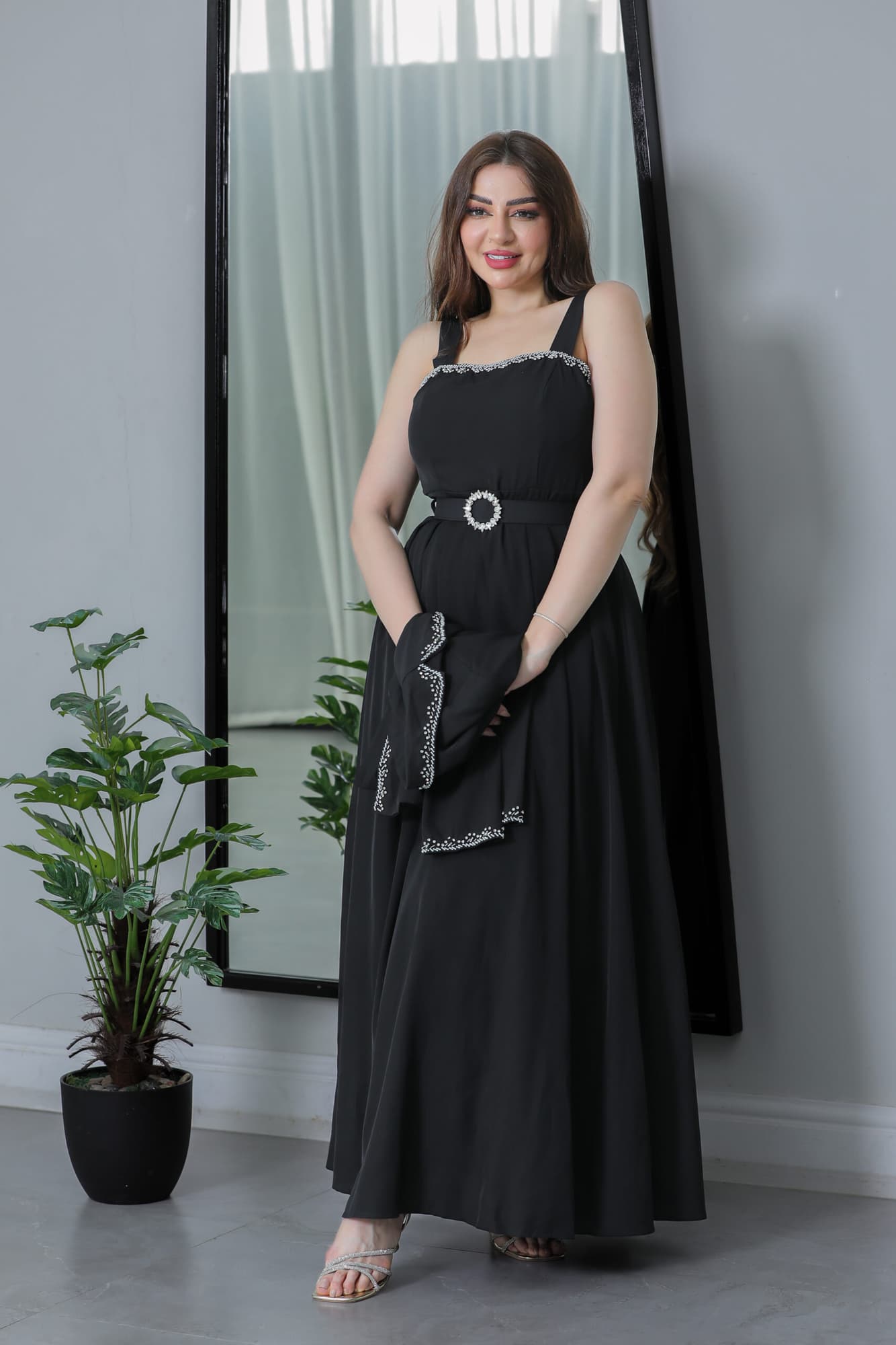 فستان كريب بقطعتين مزين بفصوص ناعمه