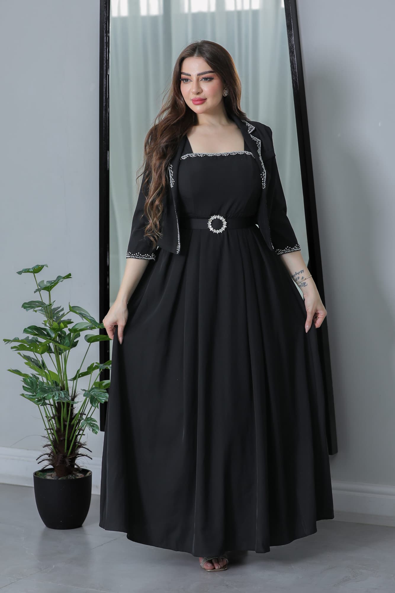 فستان كريب بقطعتين مزين بفصوص ناعمه