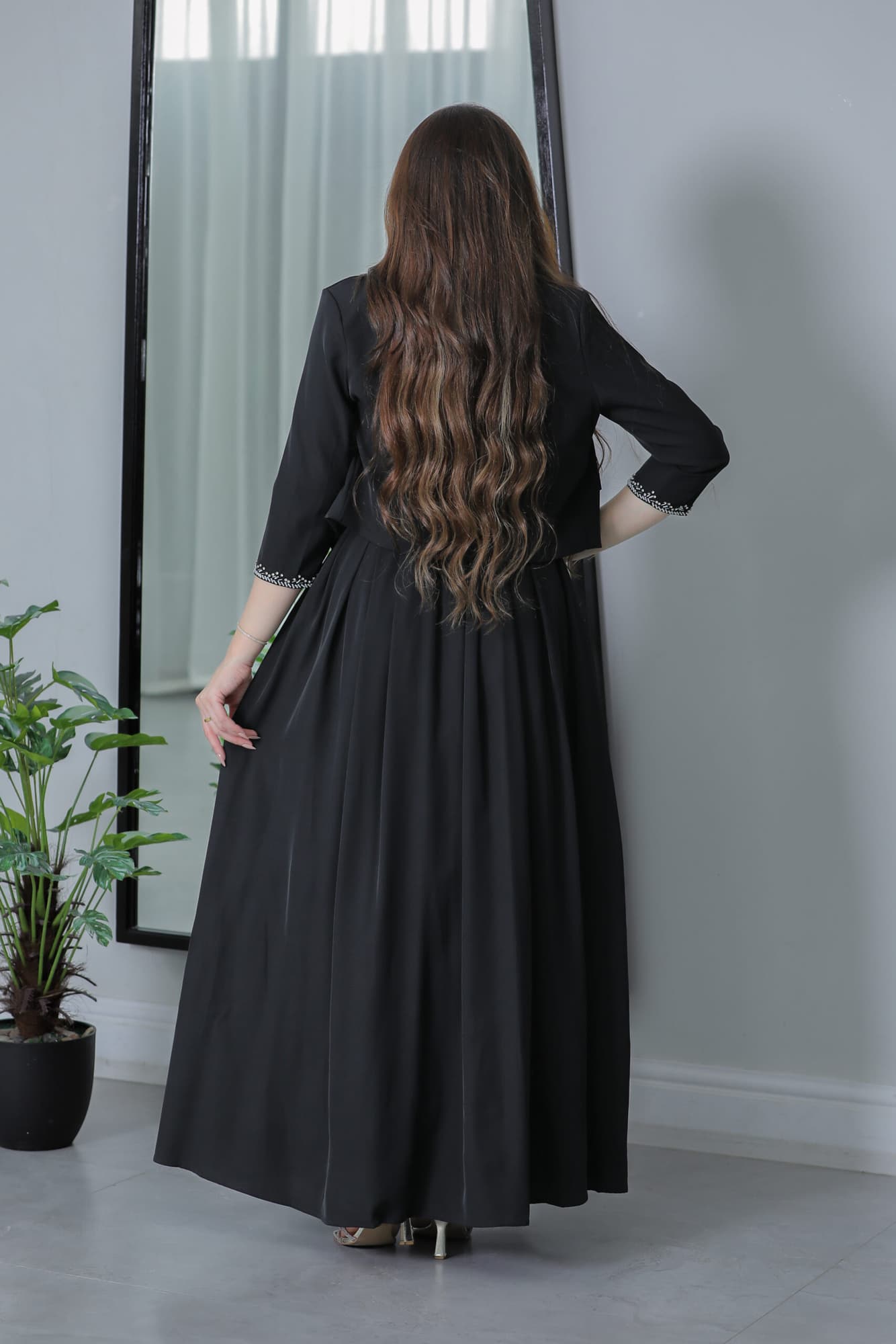 فستان كريب بقطعتين مزين بفصوص ناعمه