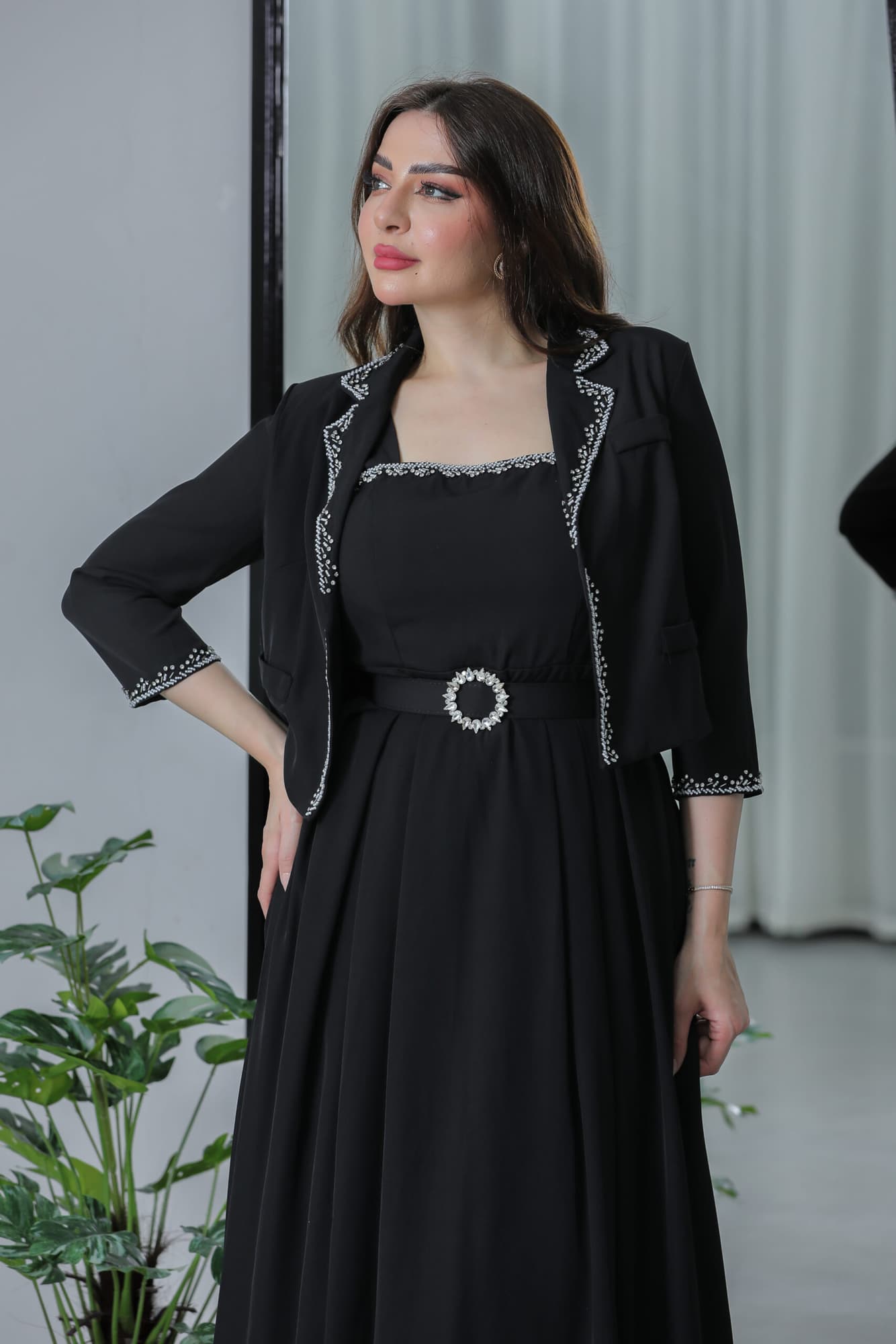 فستان كريب بقطعتين مزين بفصوص ناعمه