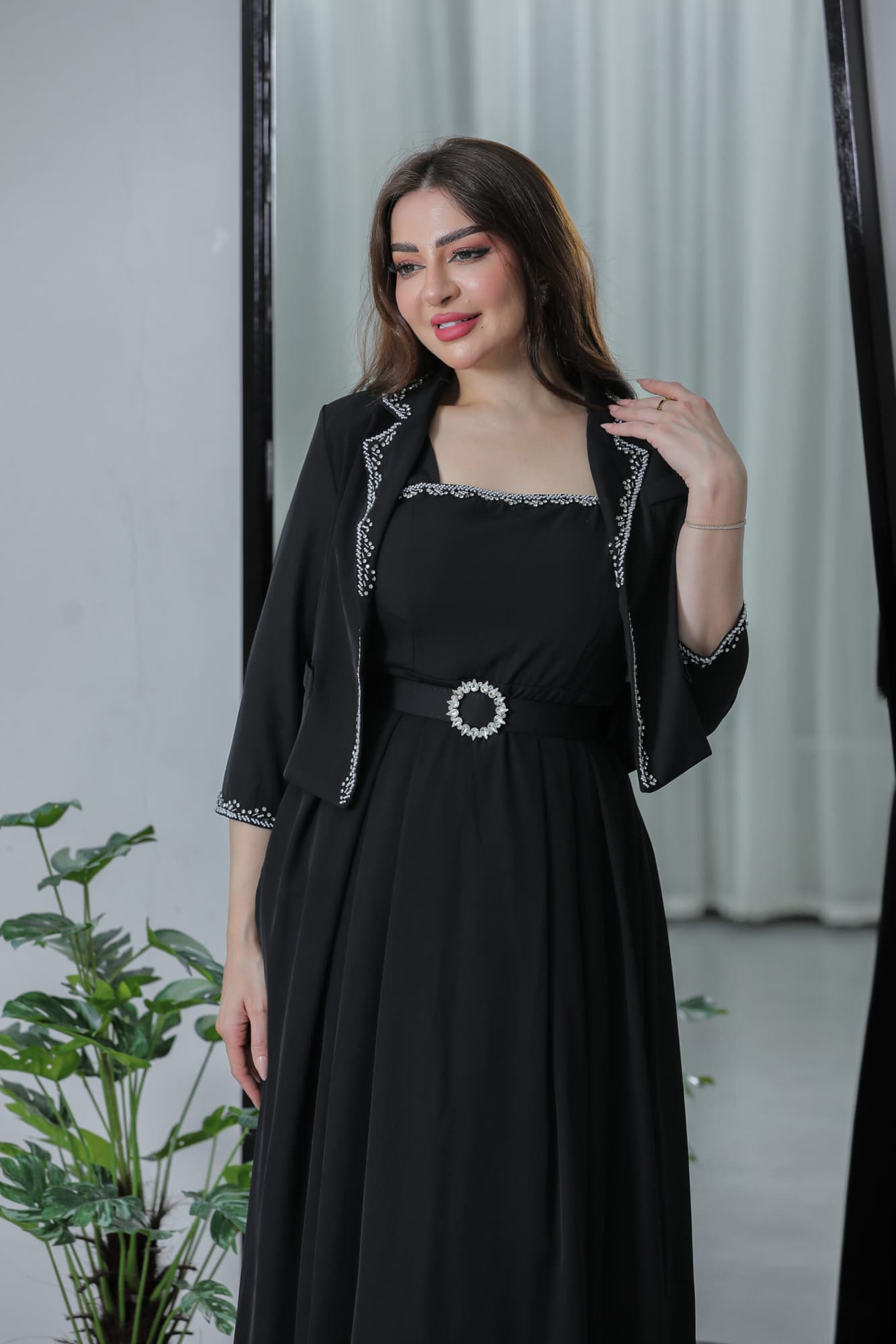 فستان كريب بقطعتين مزين بفصوص ناعمه