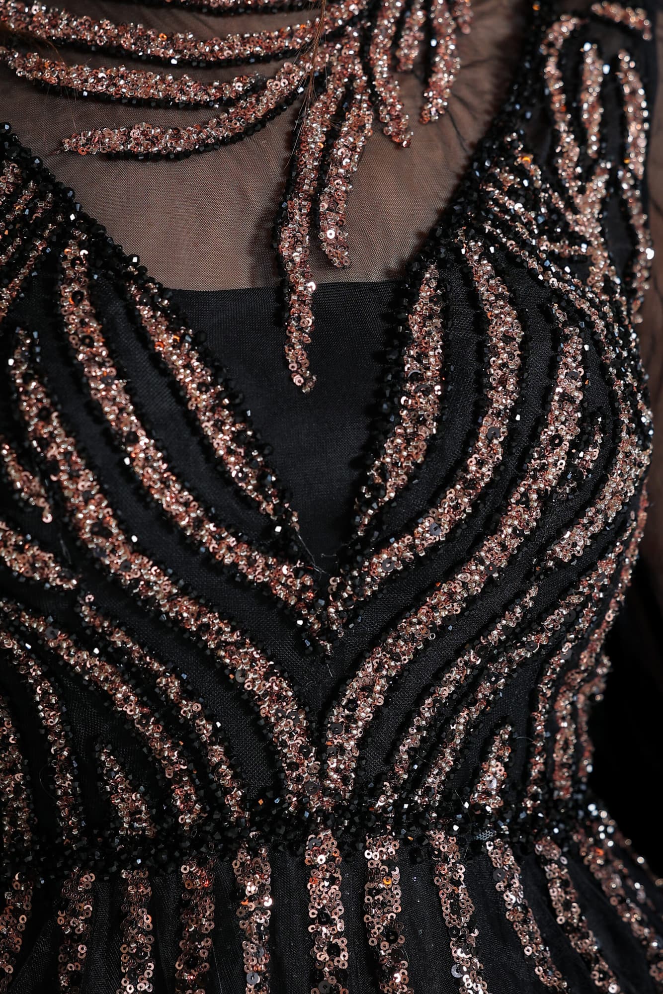 فستان سهرة اسود كلوش مزين بخرز وترتر بقصة أكمام أنيقة اسود