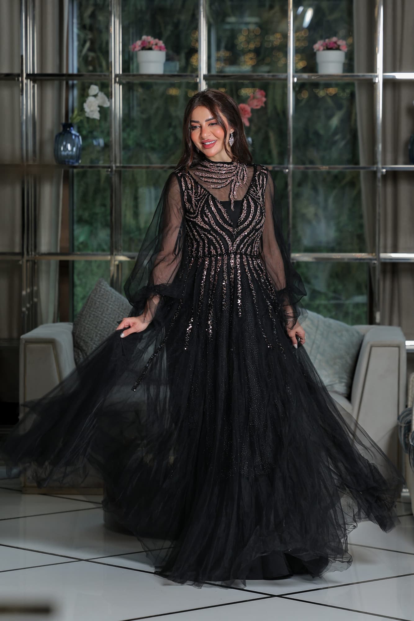 فستان سهرة اسود كلوش مزين بخرز وترتر بقصة أكمام أنيقة