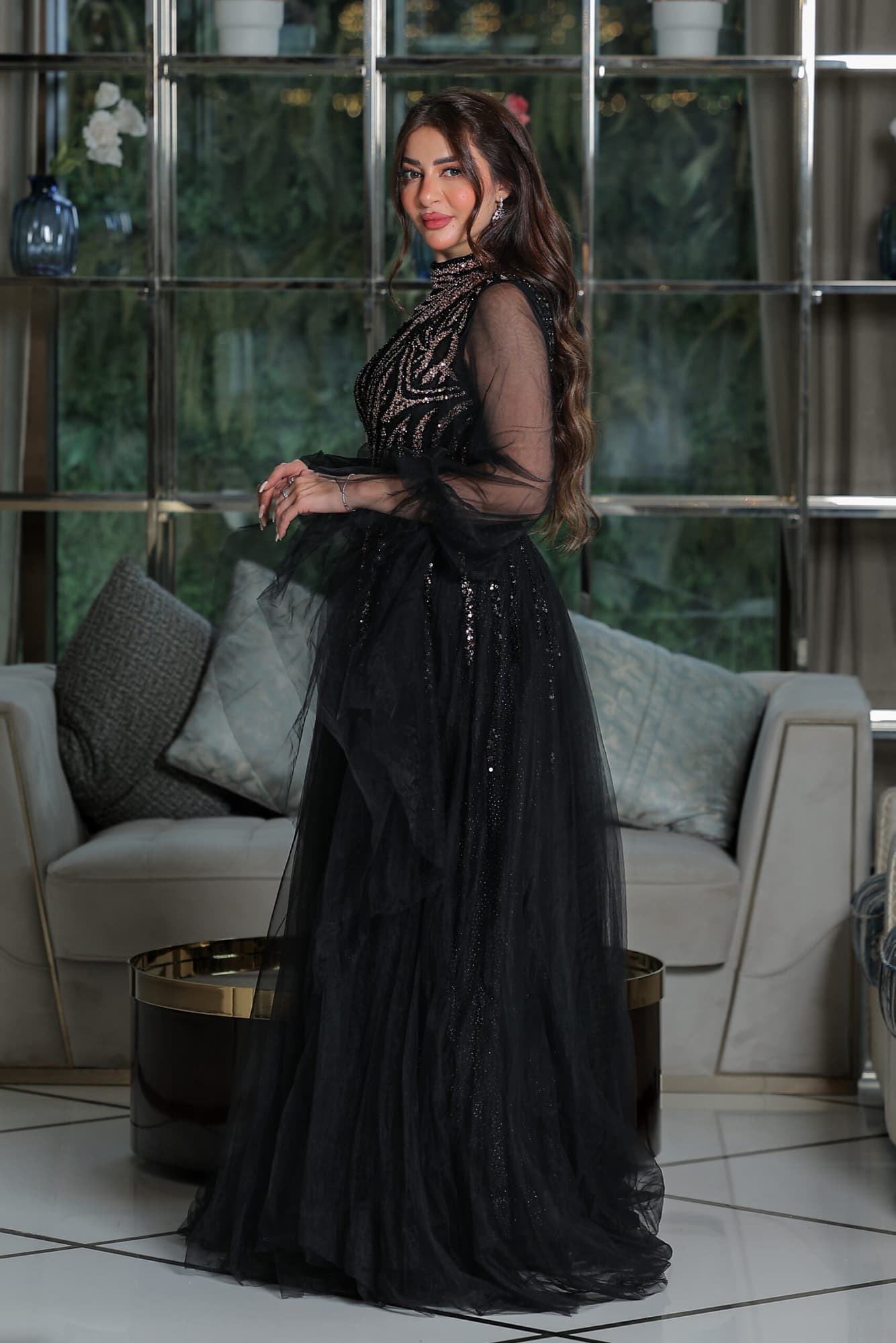 فستان سهرة اسود كلوش مزين بخرز وترتر بقصة أكمام أنيقة