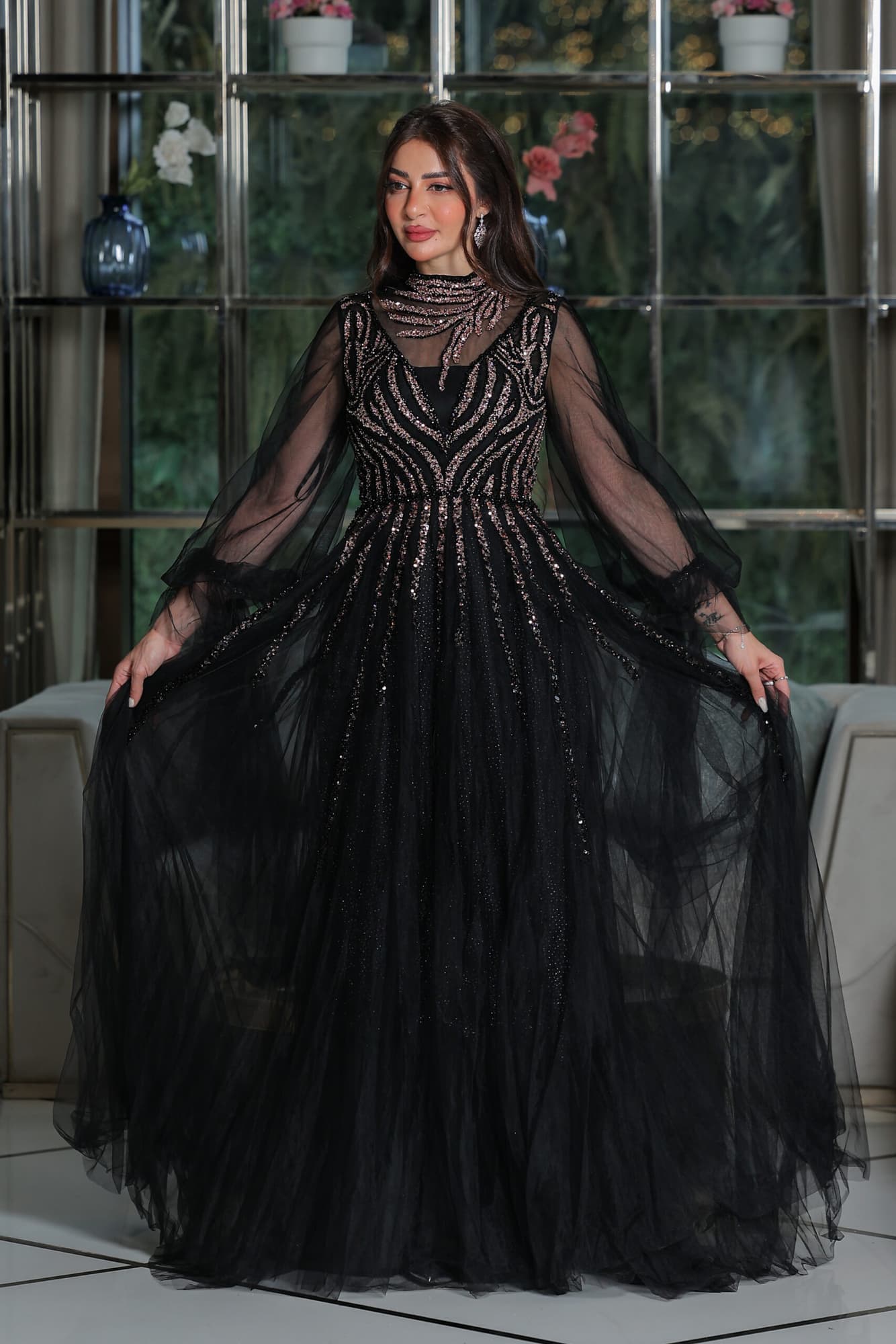 فستان سهرة اسود كلوش مزين بخرز وترتر بقصة أكمام أنيقة