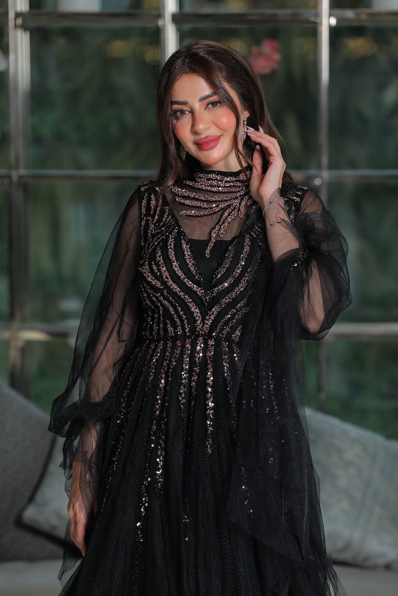 فستان سهرة اسود كلوش مزين بخرز وترتر بقصة أكمام أنيقة