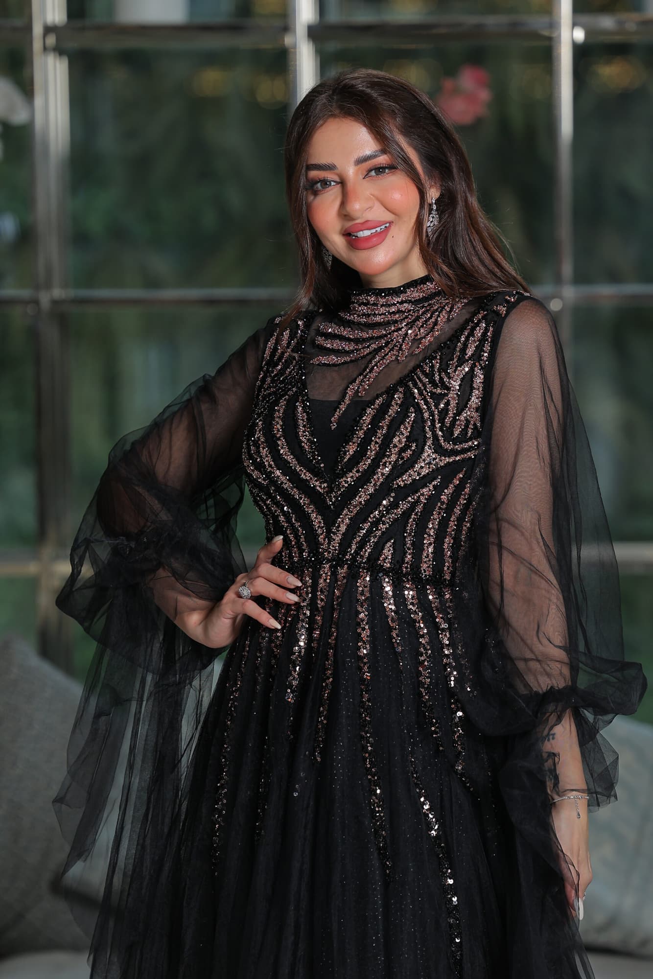 فستان سهرة اسود كلوش مزين بخرز وترتر بقصة أكمام أنيقة