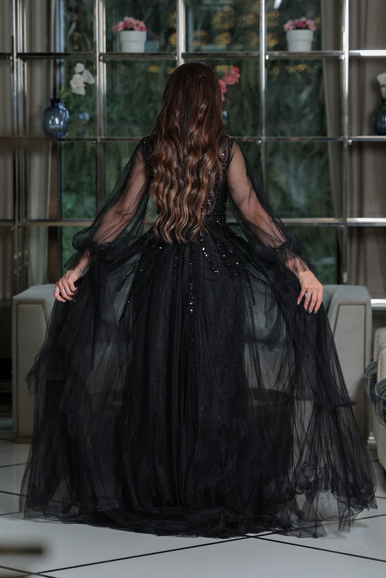 فستان سهرة اسود كلوش مزين بخرز وترتر بقصة أكمام أنيقة