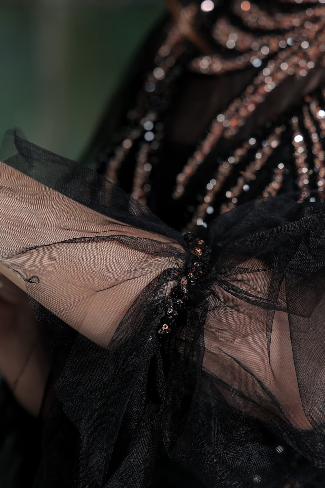 فستان سهرة اسود كلوش مزين بخرز وترتر بقصة أكمام أنيقة