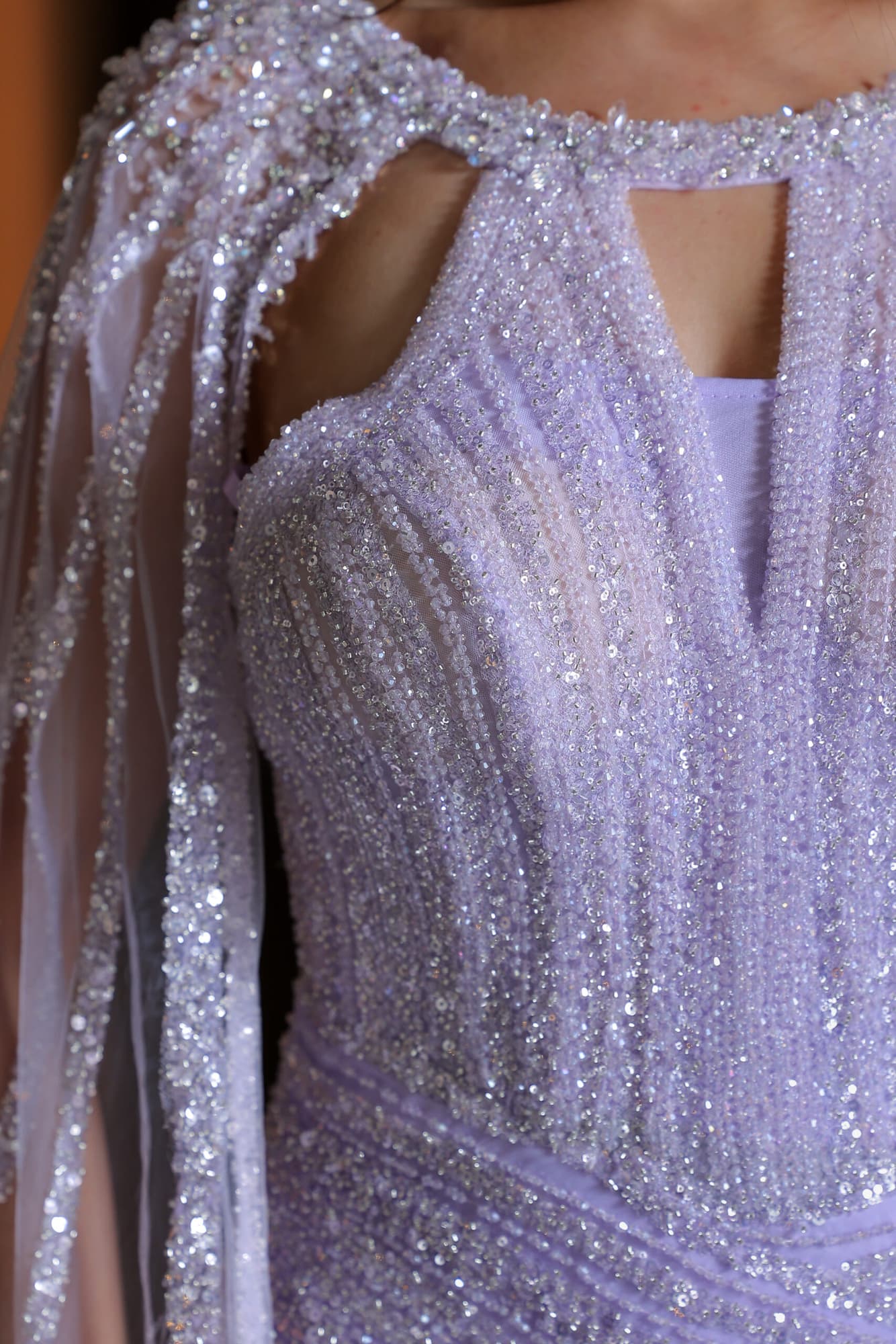 فستاه سهرة تصميم ناعم مخطط بالخرز باكمام كيب طويلة وفتحة ساق موف فاتح