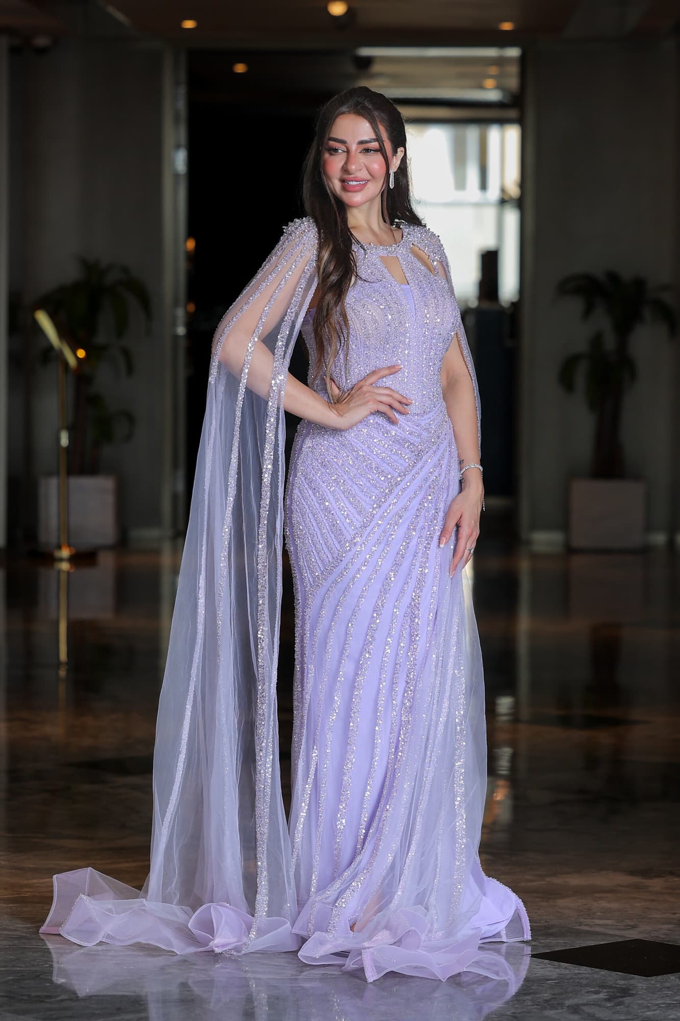 فستاه سهرة تصميم ناعم مخطط بالخرز باكمام كيب طويلة وفتحة ساق