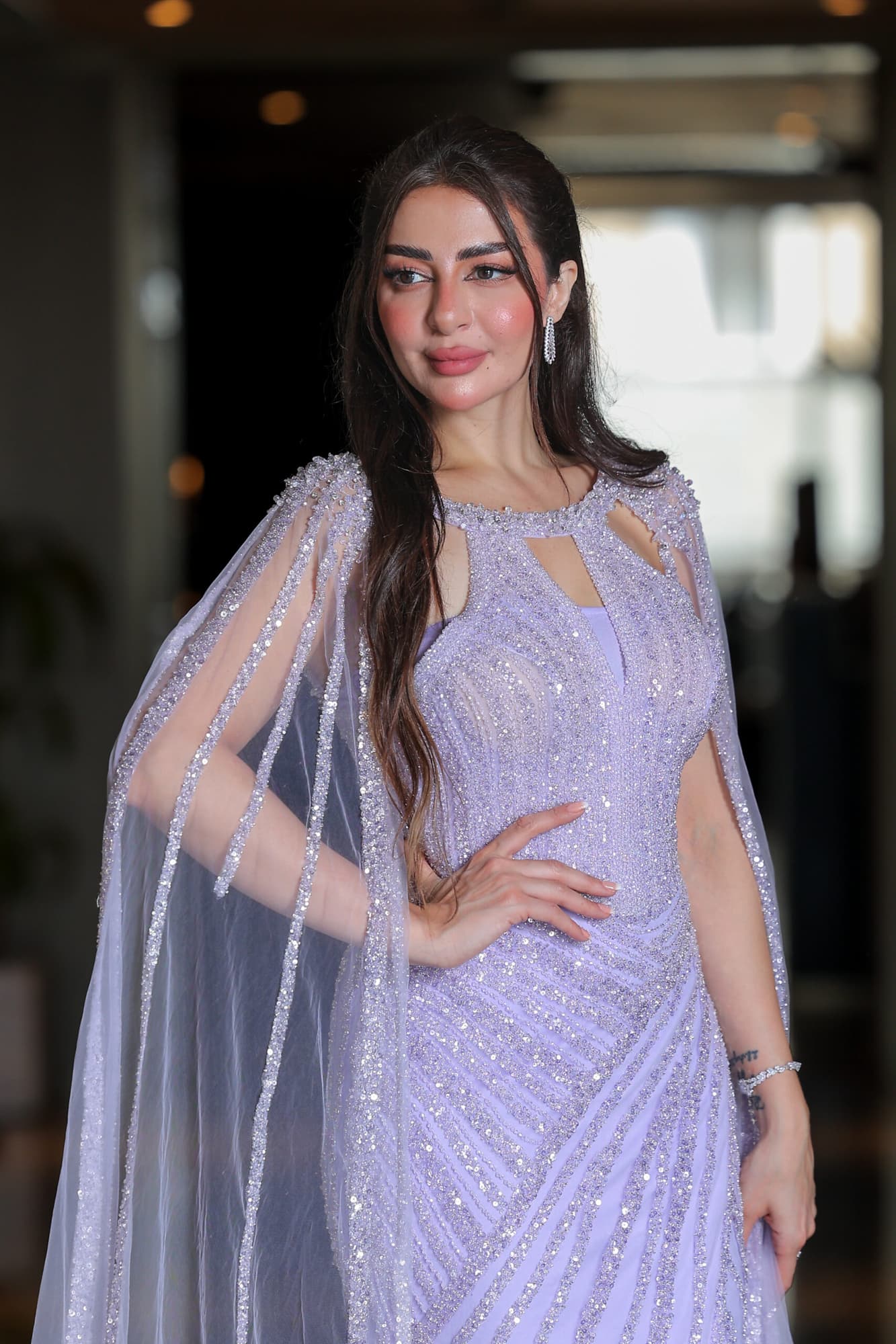 فستاه سهرة تصميم ناعم مخطط بالخرز باكمام كيب طويلة وفتحة ساق