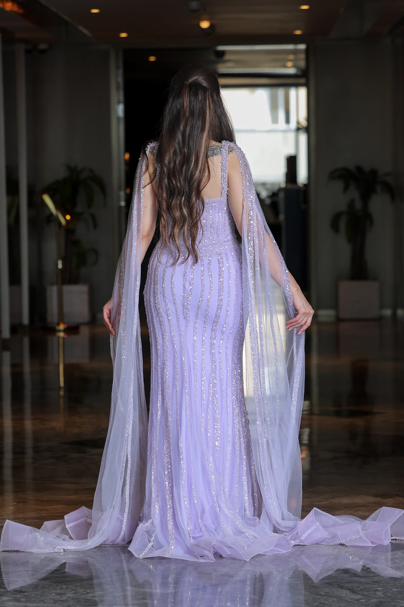 فستاه سهرة تصميم ناعم مخطط بالخرز باكمام كيب طويلة وفتحة ساق