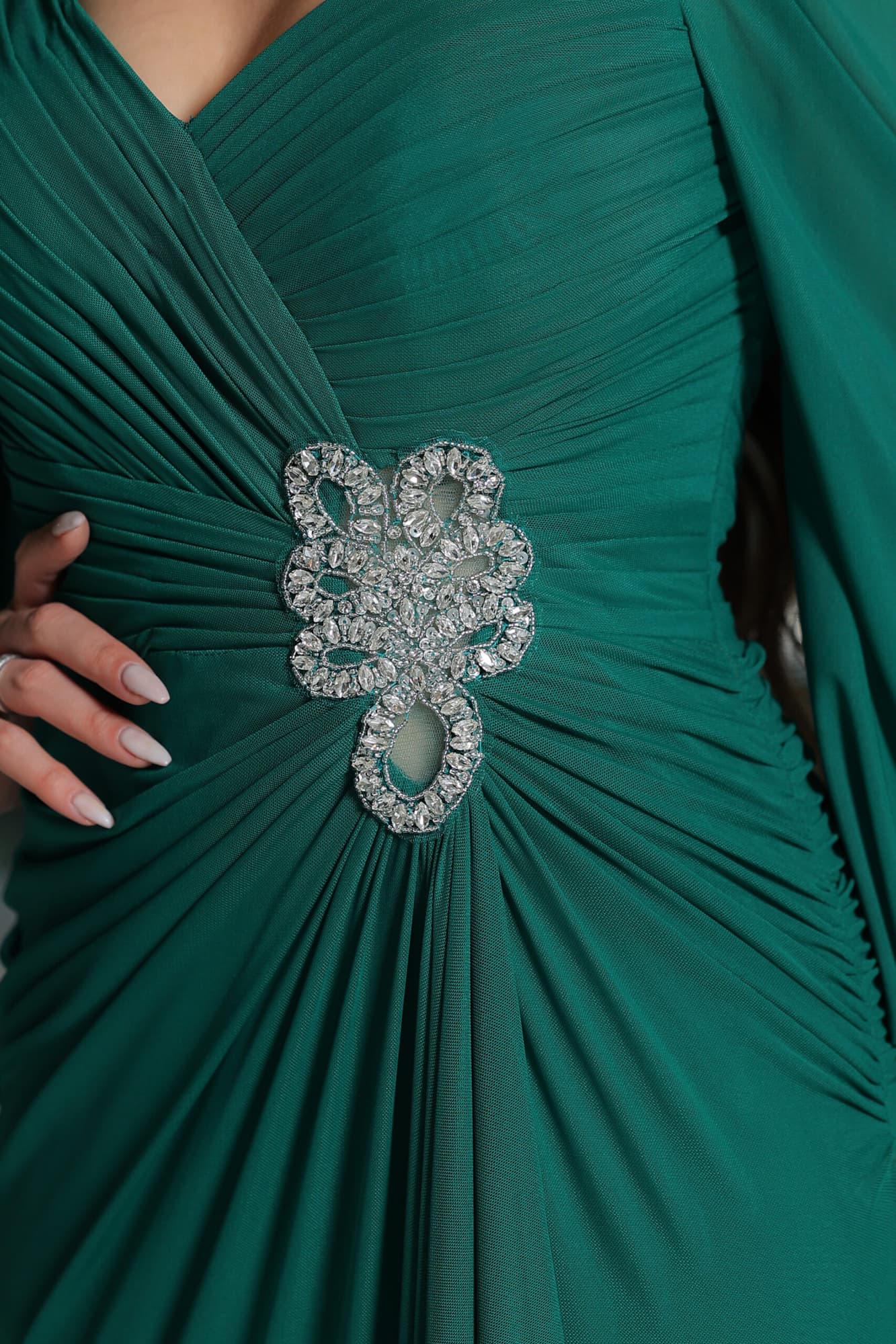 فستان سهرة ناعم ماسك بخط عنق على شكل قلب مزين بكريستال اخضر