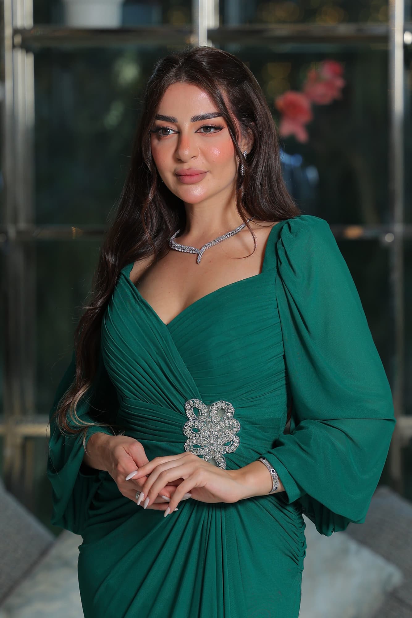 فستان سهرة ناعم ماسك بخط عنق على شكل قلب مزين بكريستال