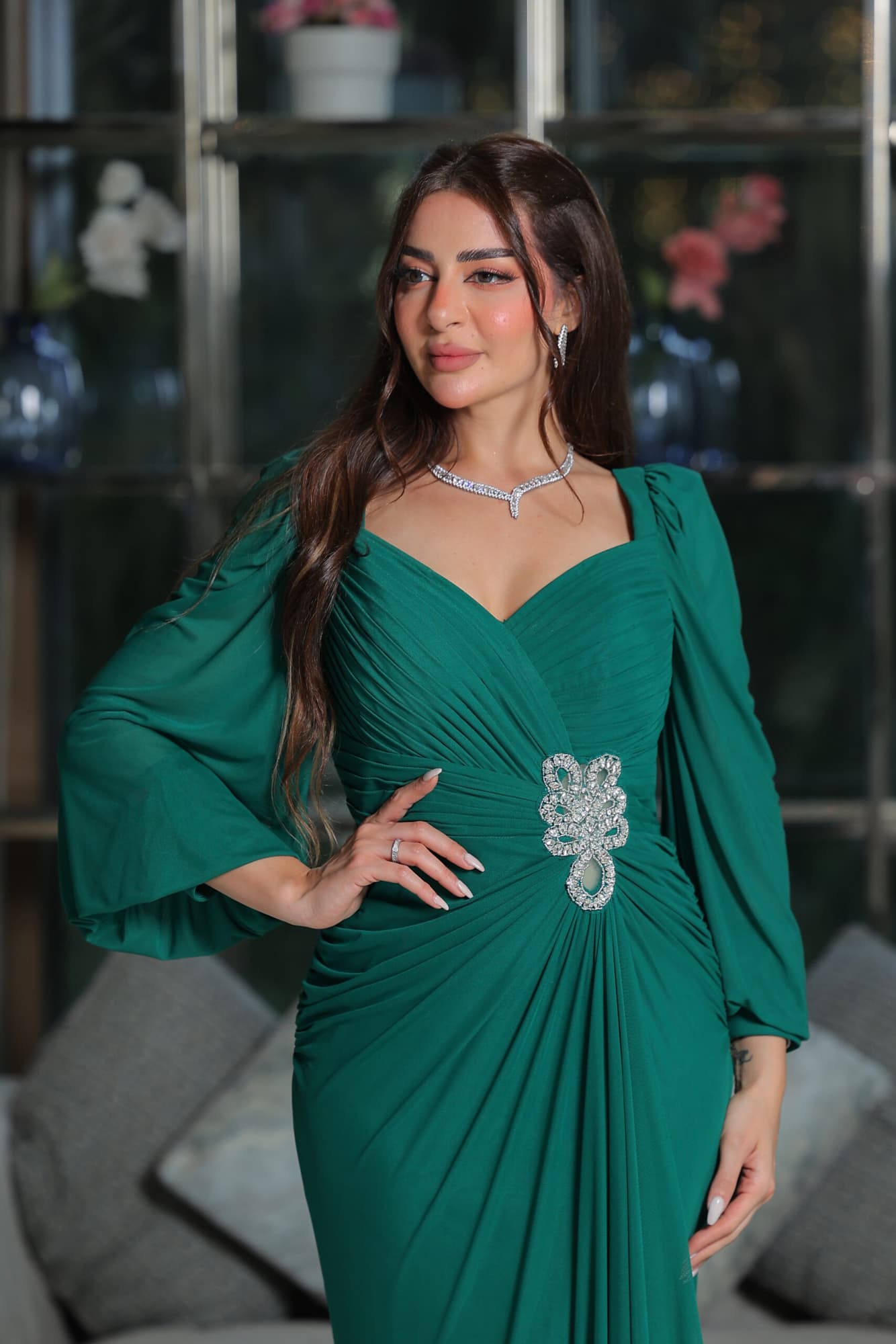 فستان سهرة ناعم ماسك بخط عنق على شكل قلب مزين بكريستال