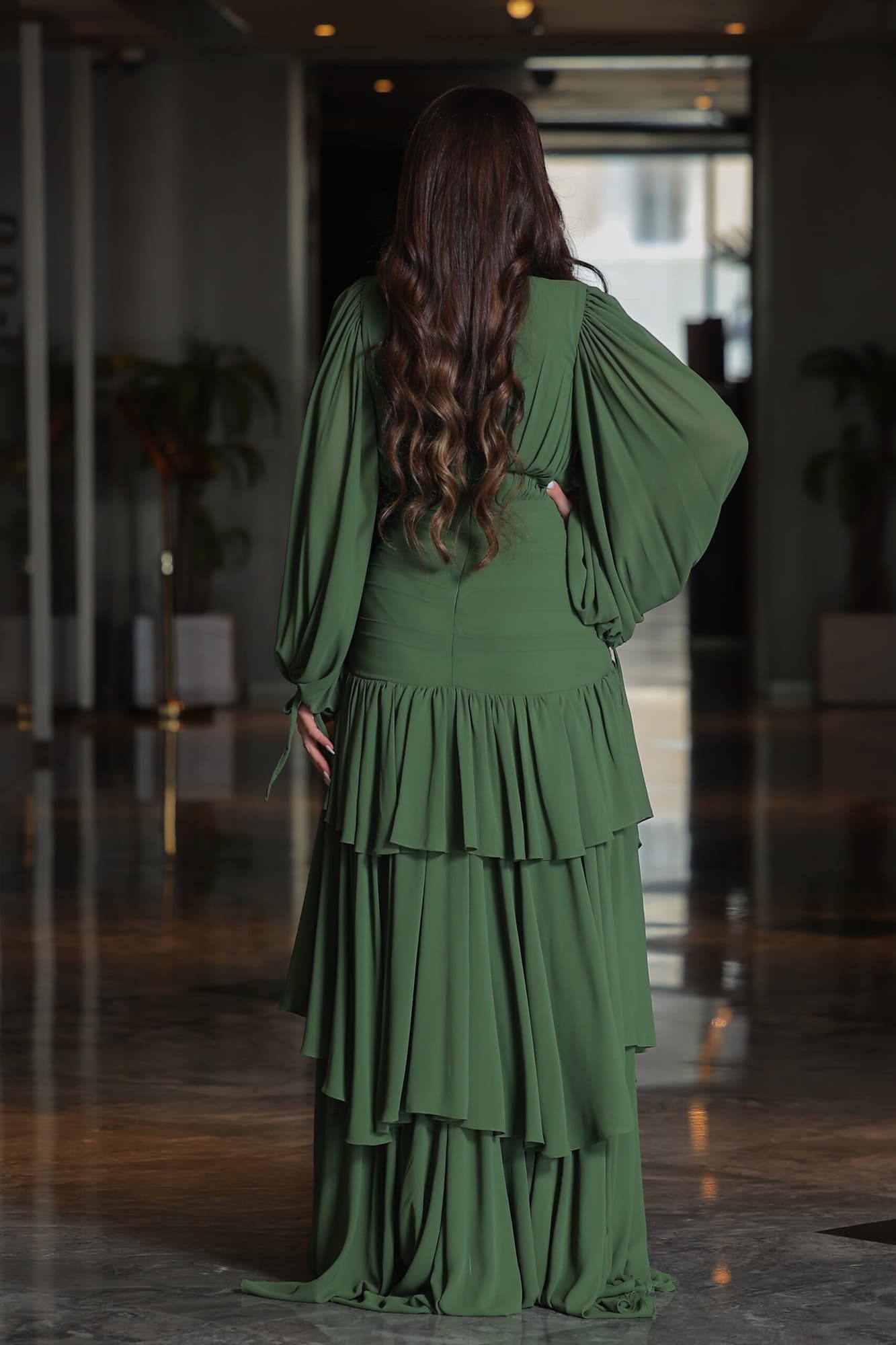 فستان سهرة ناعم طبقات من خامة الشيفون مزين بوردة عالكتف