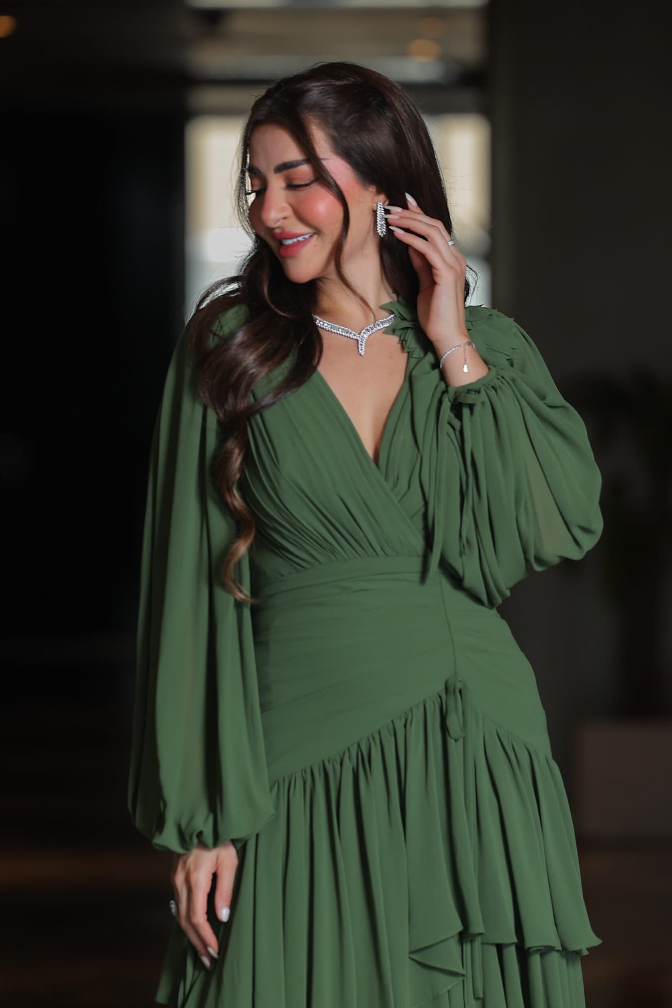 فستان سهرة ناعم طبقات من خامة الشيفون مزين بوردة عالكتف