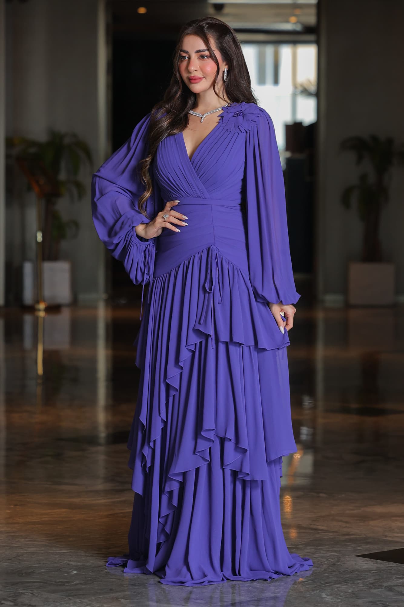 فستان سهرة ناعم طبقات من خامة الشيفون مزين بوردة عالكتف