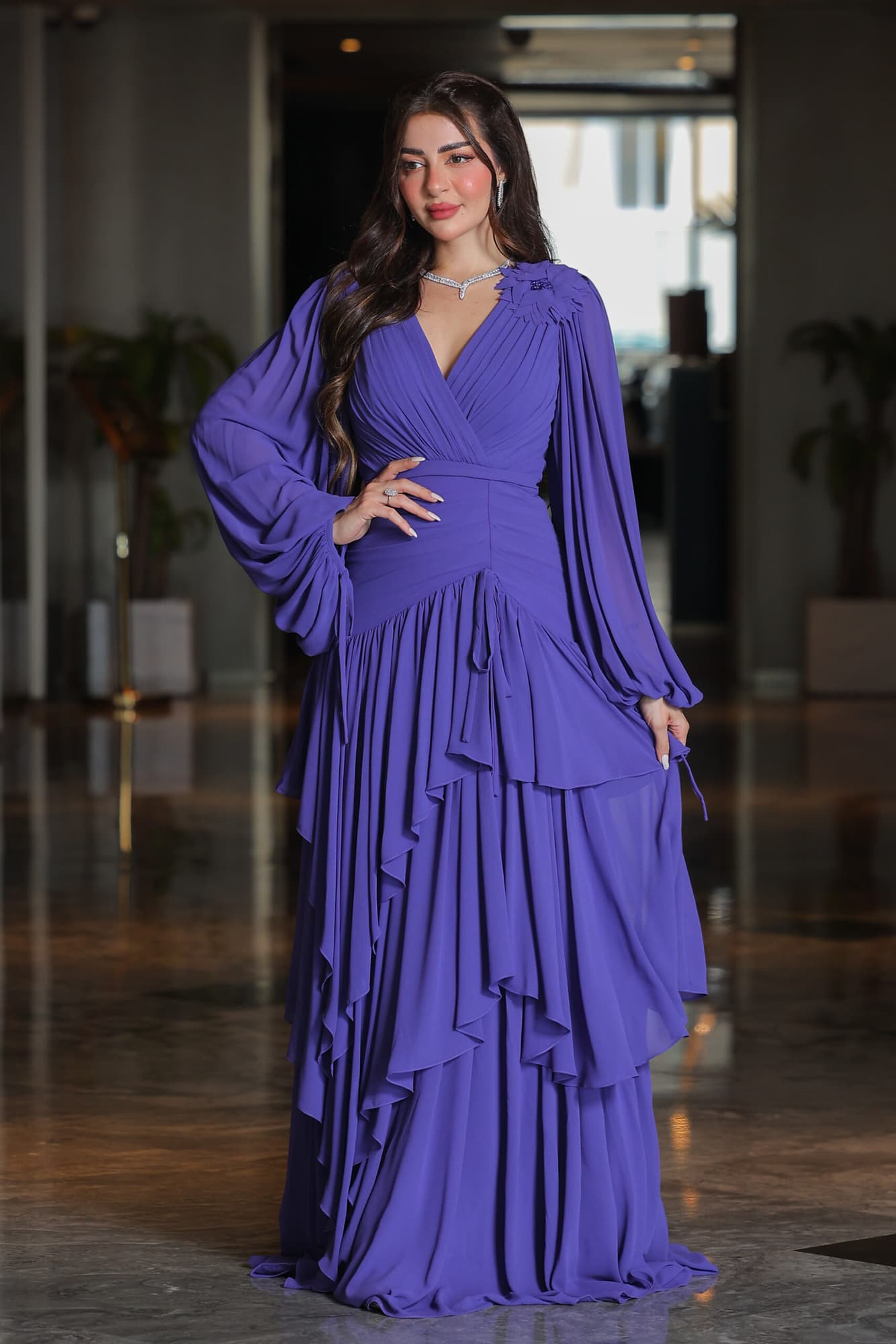 فستان سهرة ناعم طبقات من خامة الشيفون مزين بوردة عالكتف