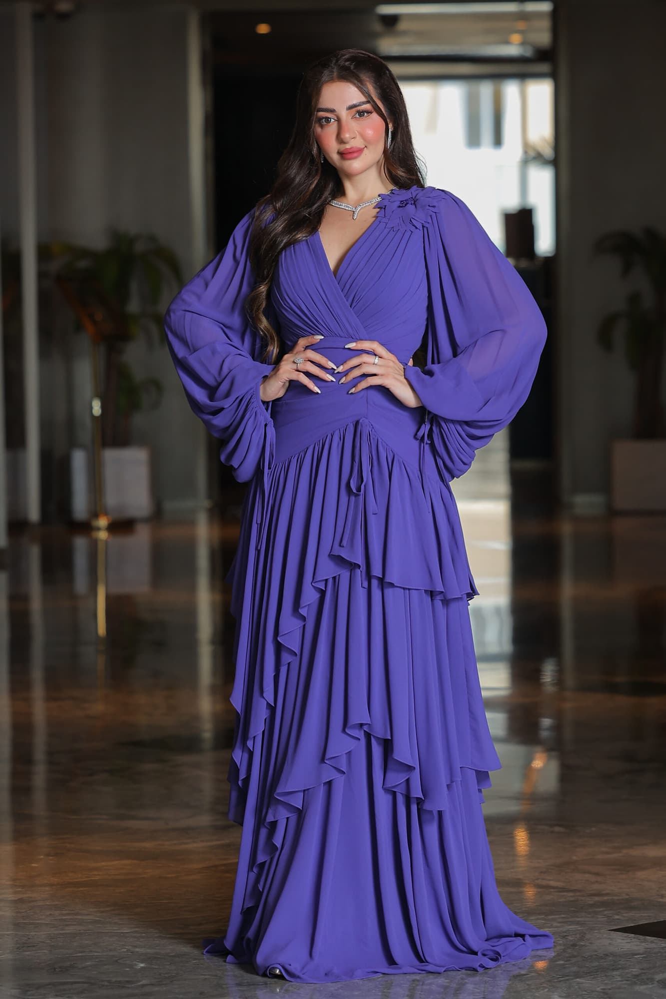 فستان سهرة ناعم طبقات من خامة الشيفون مزين بوردة عالكتف