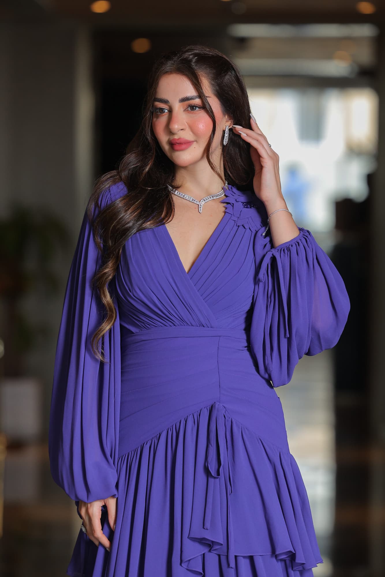 فستان سهرة ناعم طبقات من خامة الشيفون مزين بوردة عالكتف