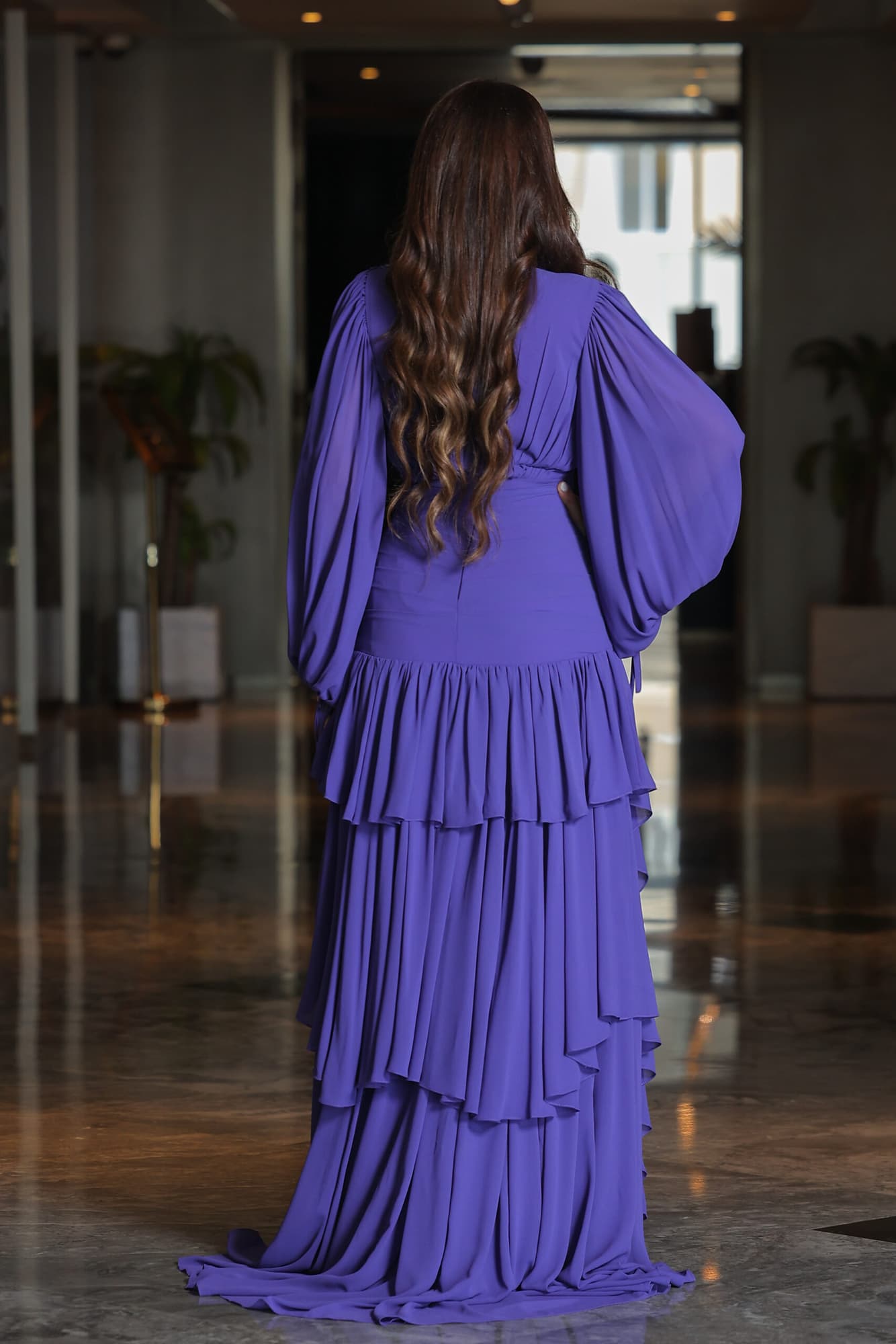 فستان سهرة ناعم طبقات من خامة الشيفون مزين بوردة عالكتف