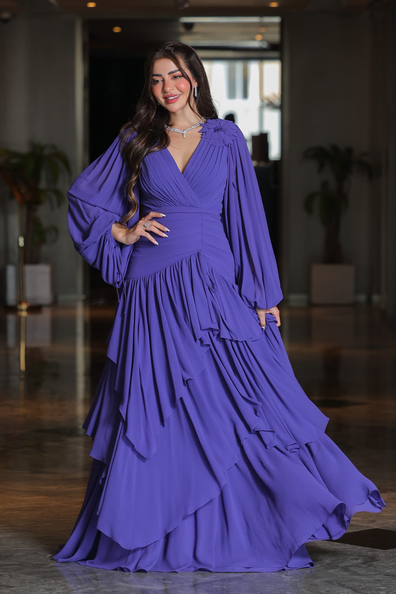 فستان سهرة ناعم طبقات من خامة الشيفون مزين بوردة عالكتف