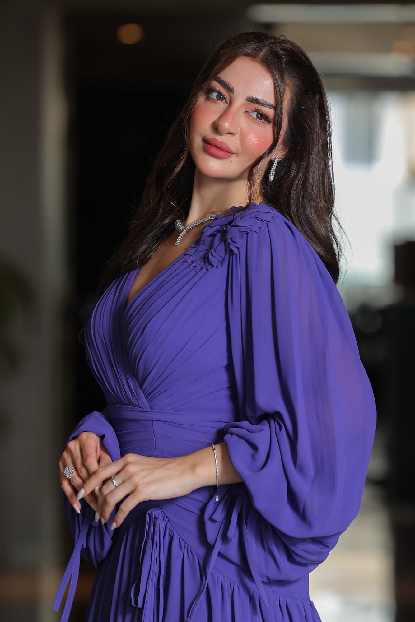 فستان سهرة ناعم طبقات من خامة الشيفون مزين بوردة عالكتف