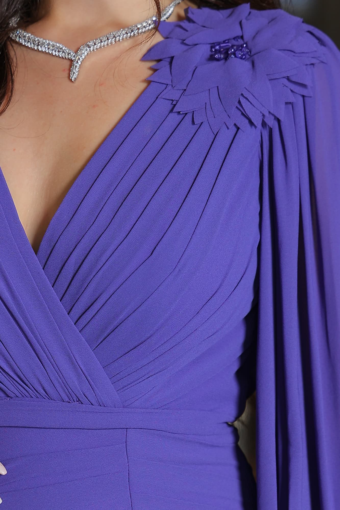 فستان سهرة ناعم طبقات من خامة الشيفون مزين بوردة عالكتف