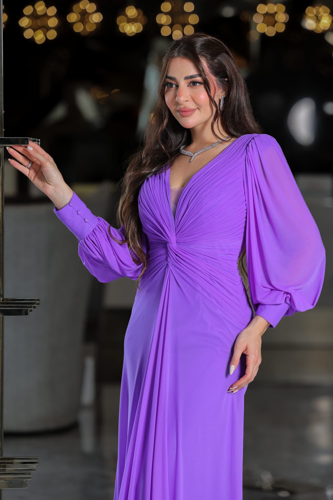 فستان سهرة ناعم بقصة انيقة وخط عنق على شكل V