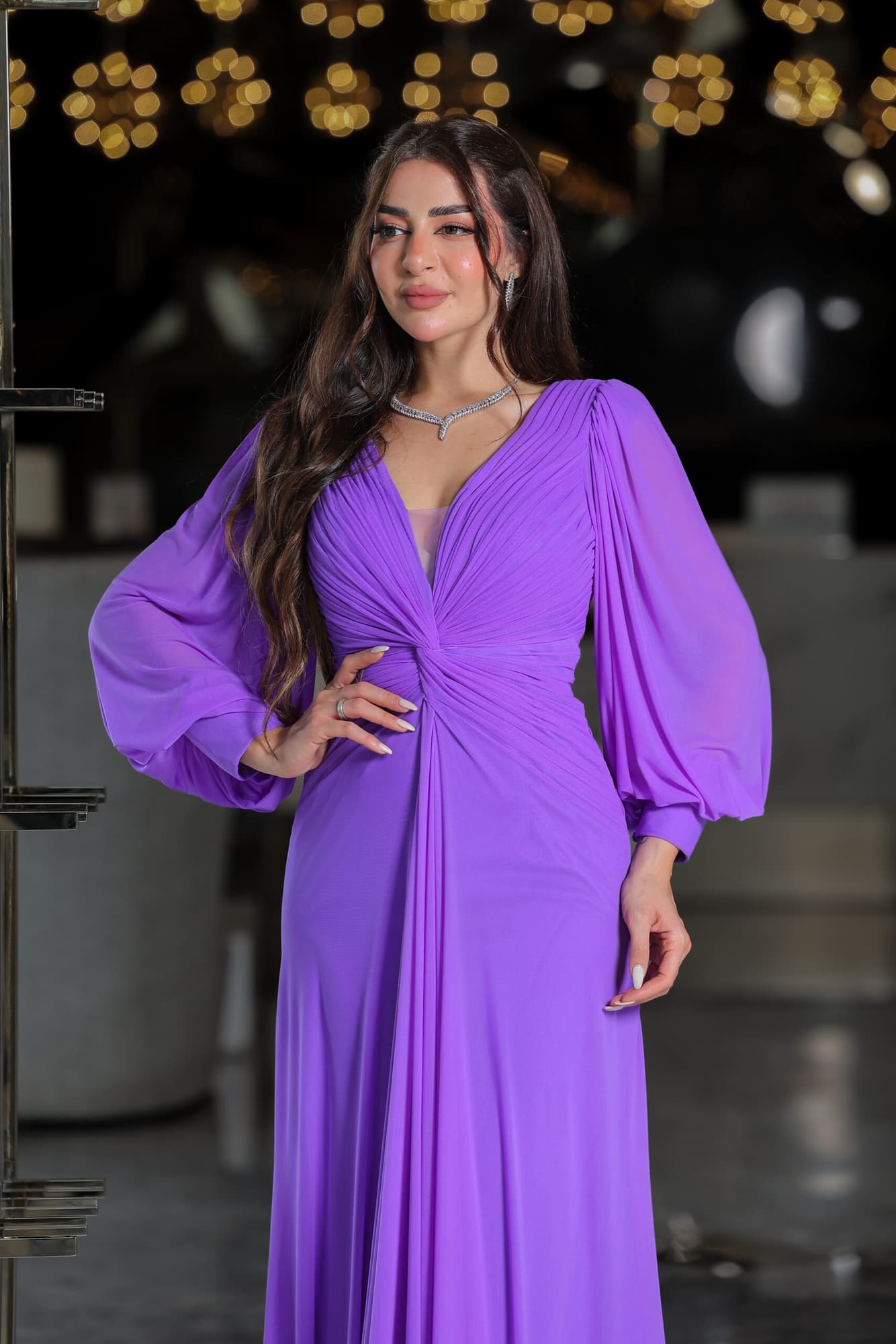 فستان سهرة ناعم بقصة انيقة وخط عنق على شكل V