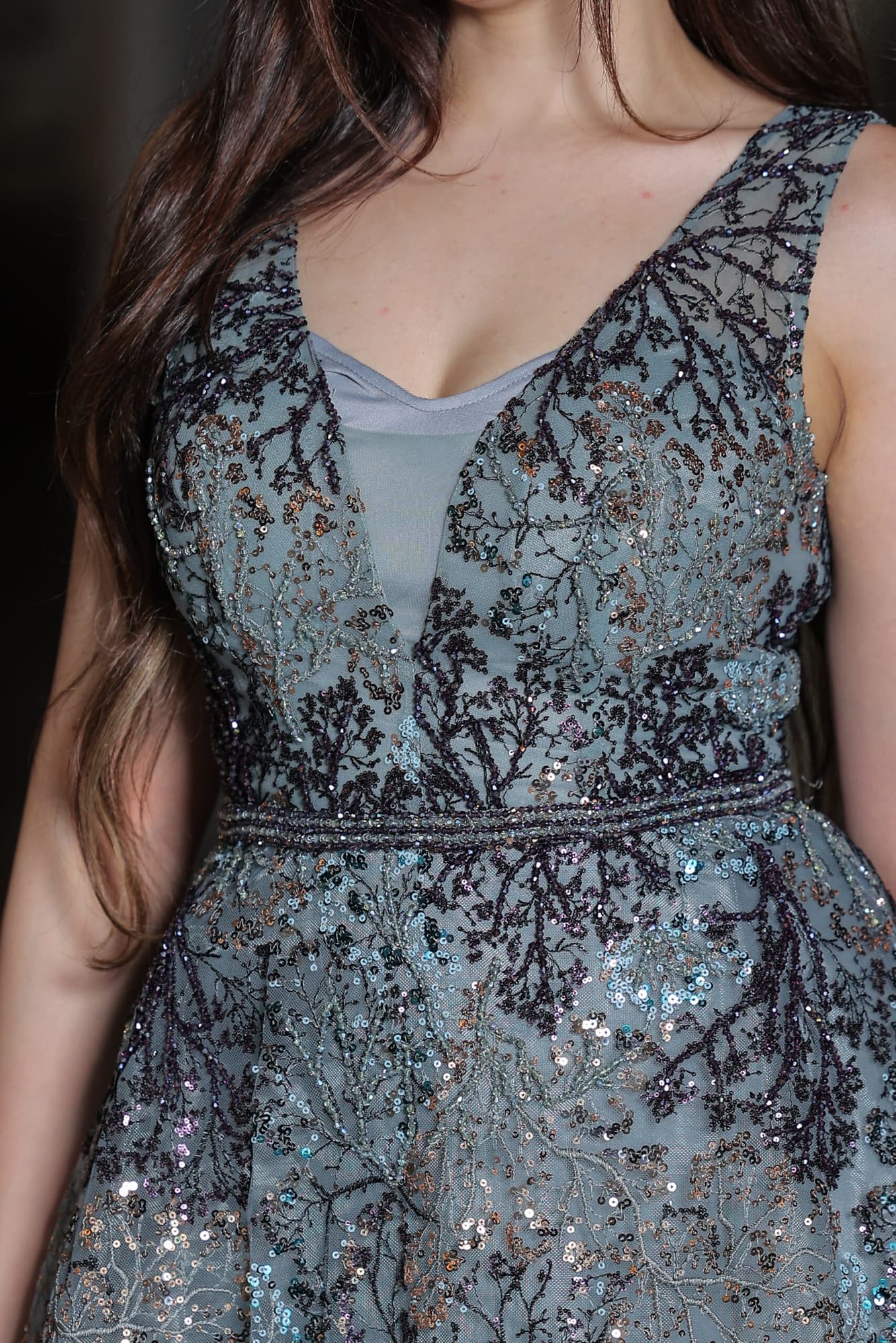 فستان سهرة كلوش مطرز تشجير مع بطانه رصاصي