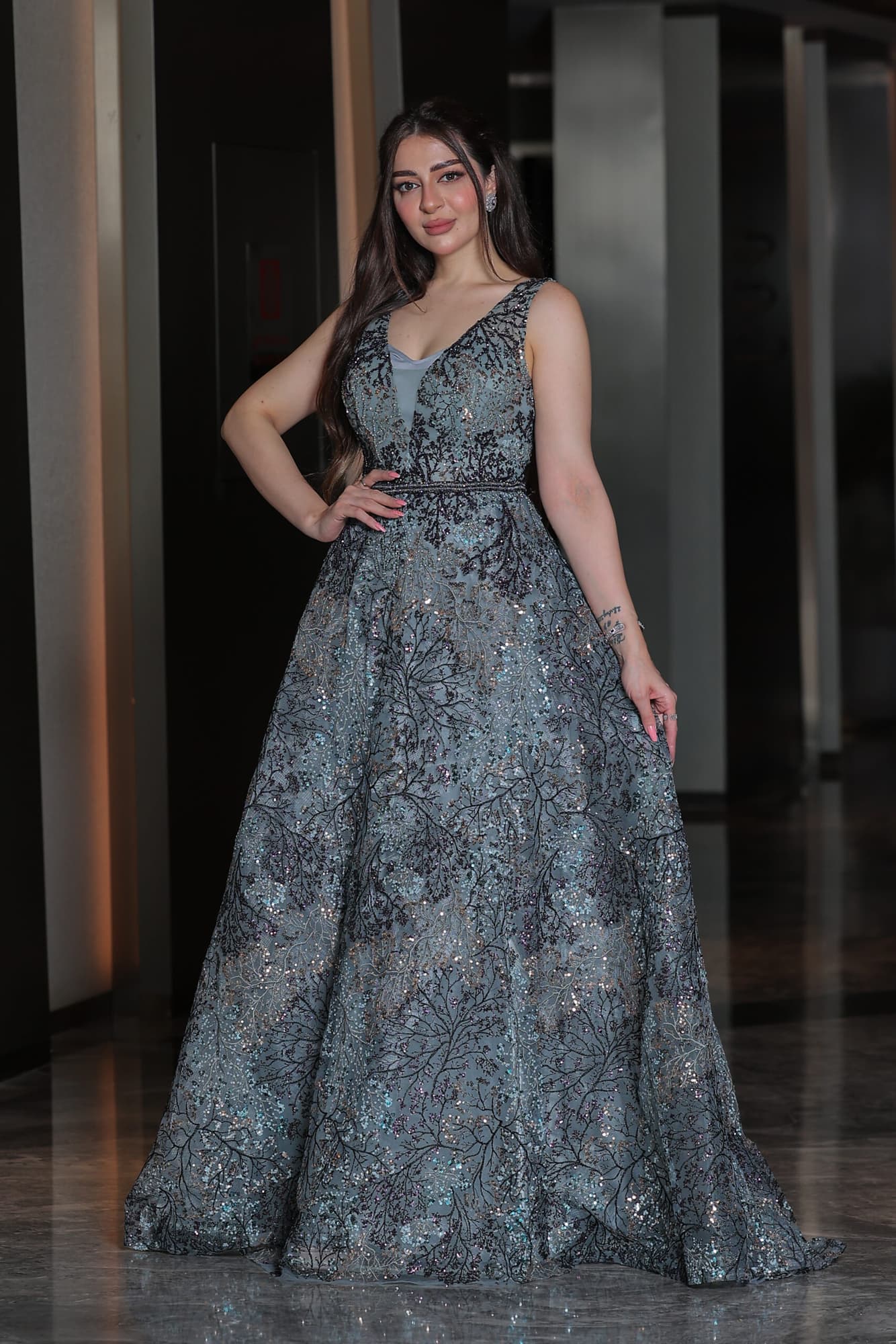 فستان سهرة كلوش مطرز تشجير مع بطانه