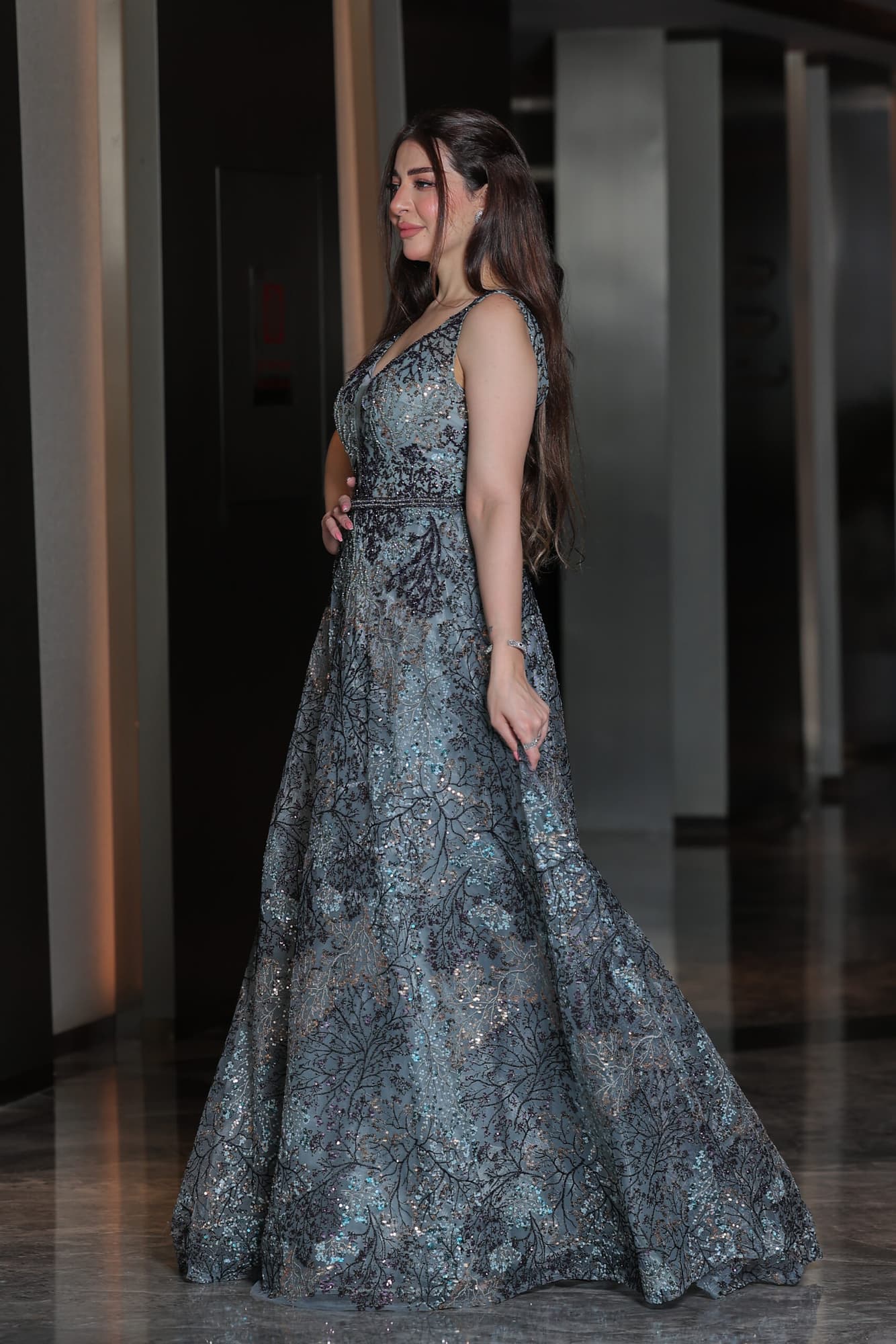 فستان سهرة كلوش مطرز تشجير مع بطانه