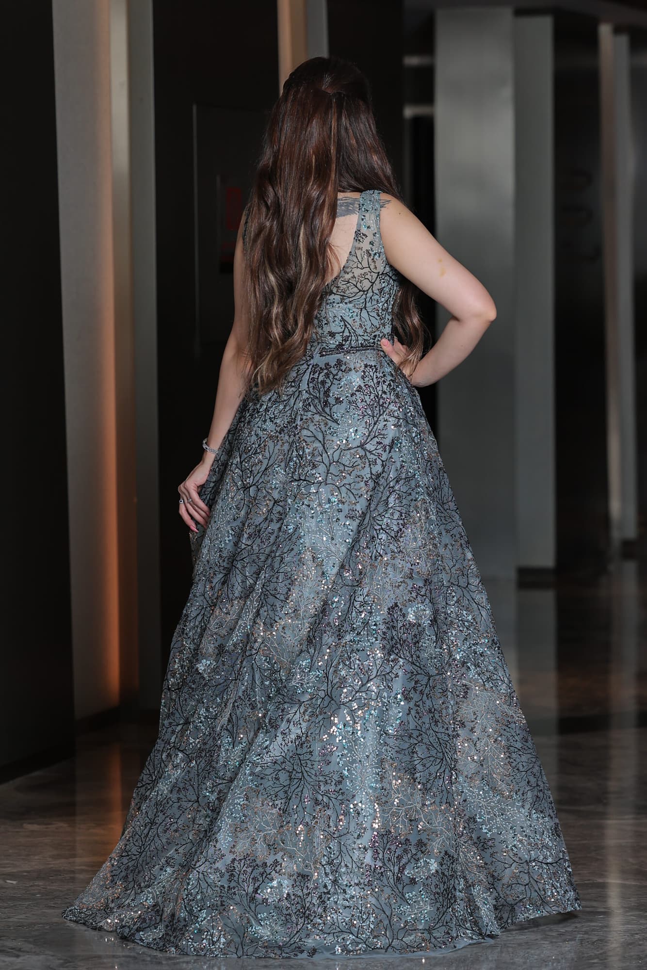 فستان سهرة كلوش مطرز تشجير مع بطانه