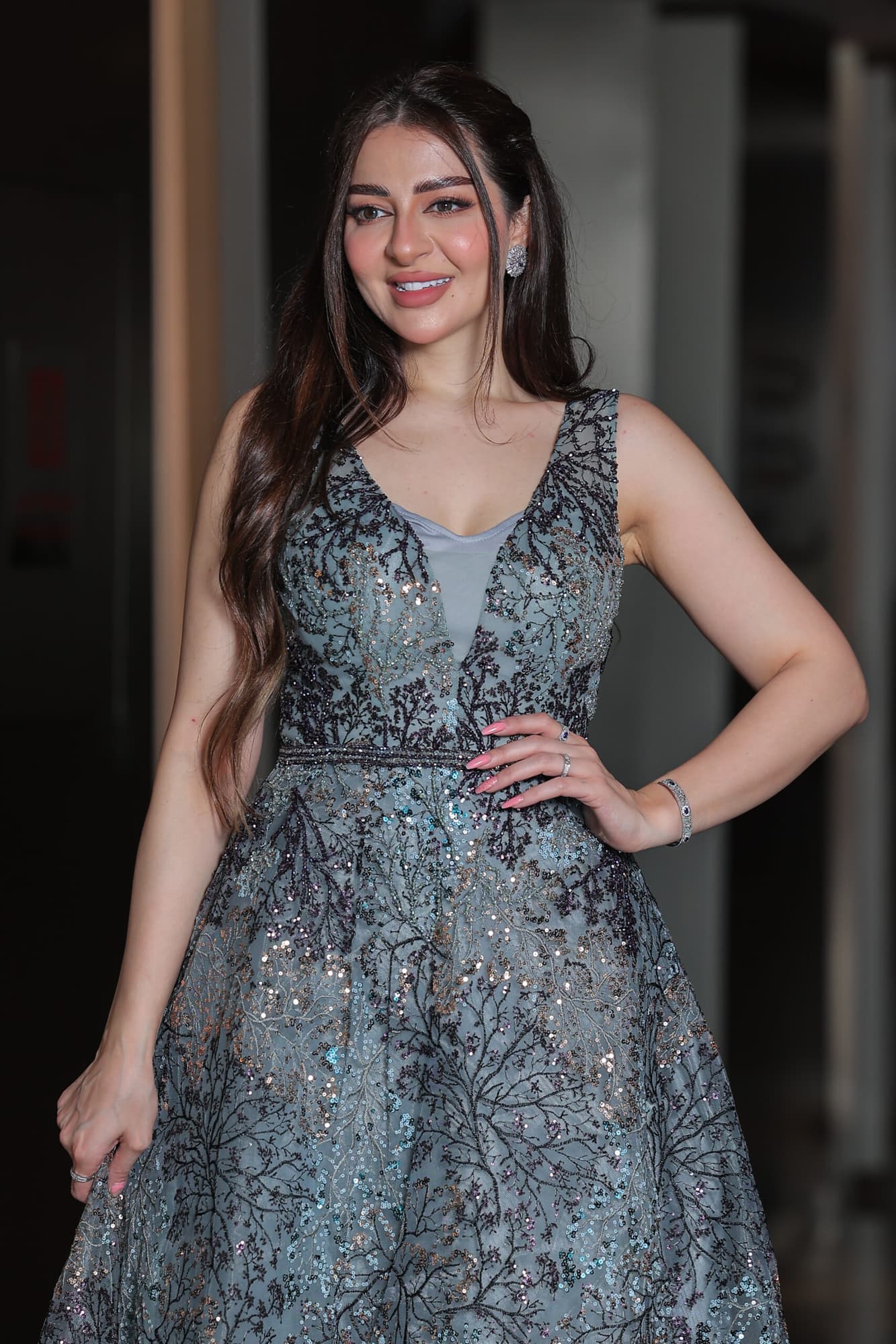 فستان سهرة كلوش مطرز تشجير مع بطانه